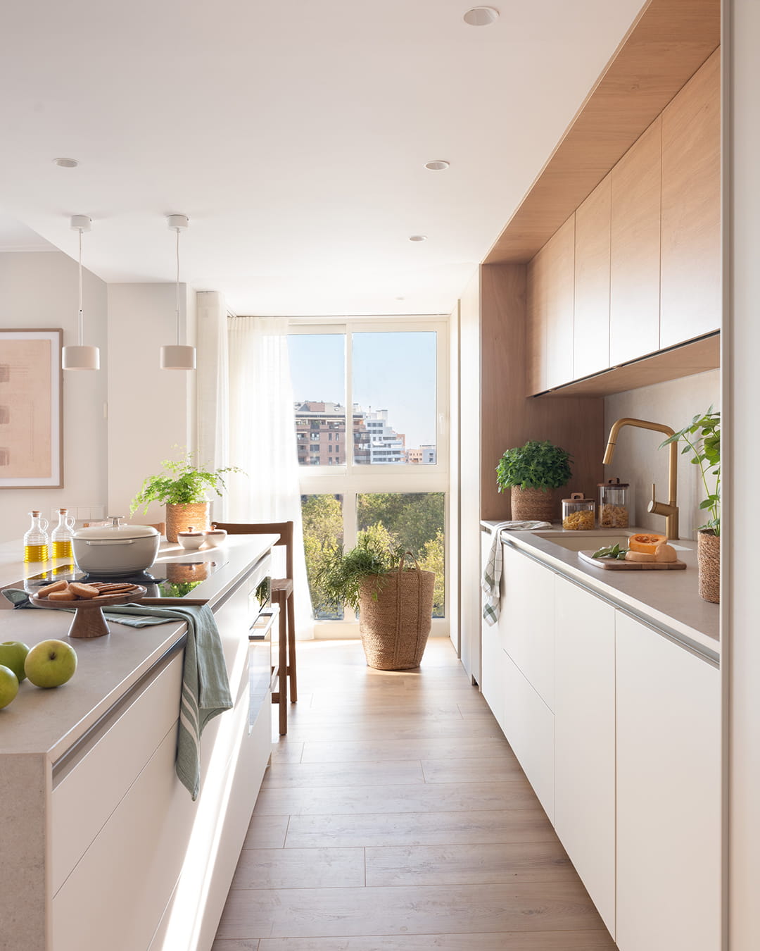 Cocina blanca con distribución en paralelo e isla central.