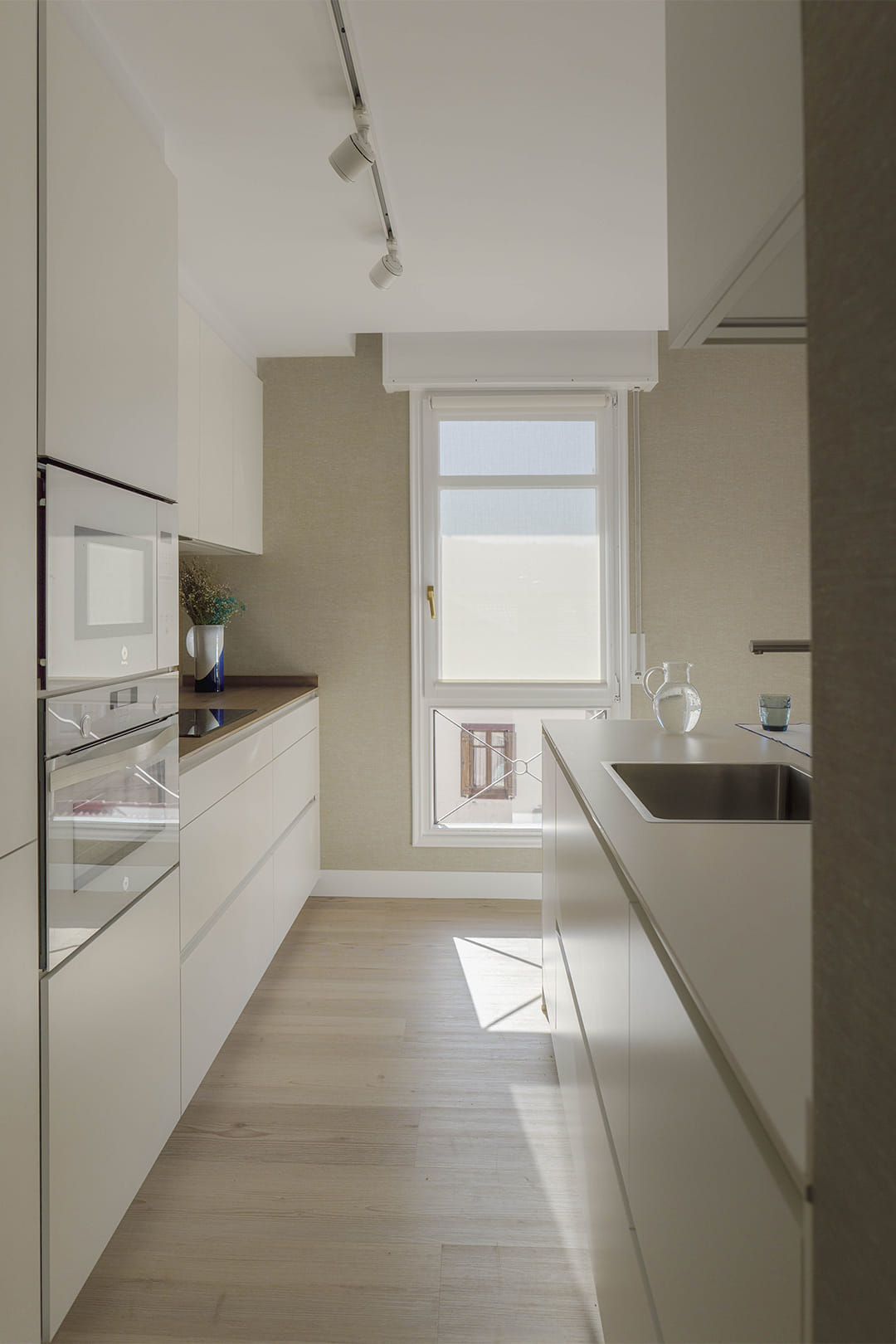 Cocina en color Blanco Seff diseñada por Cocinas Santos.