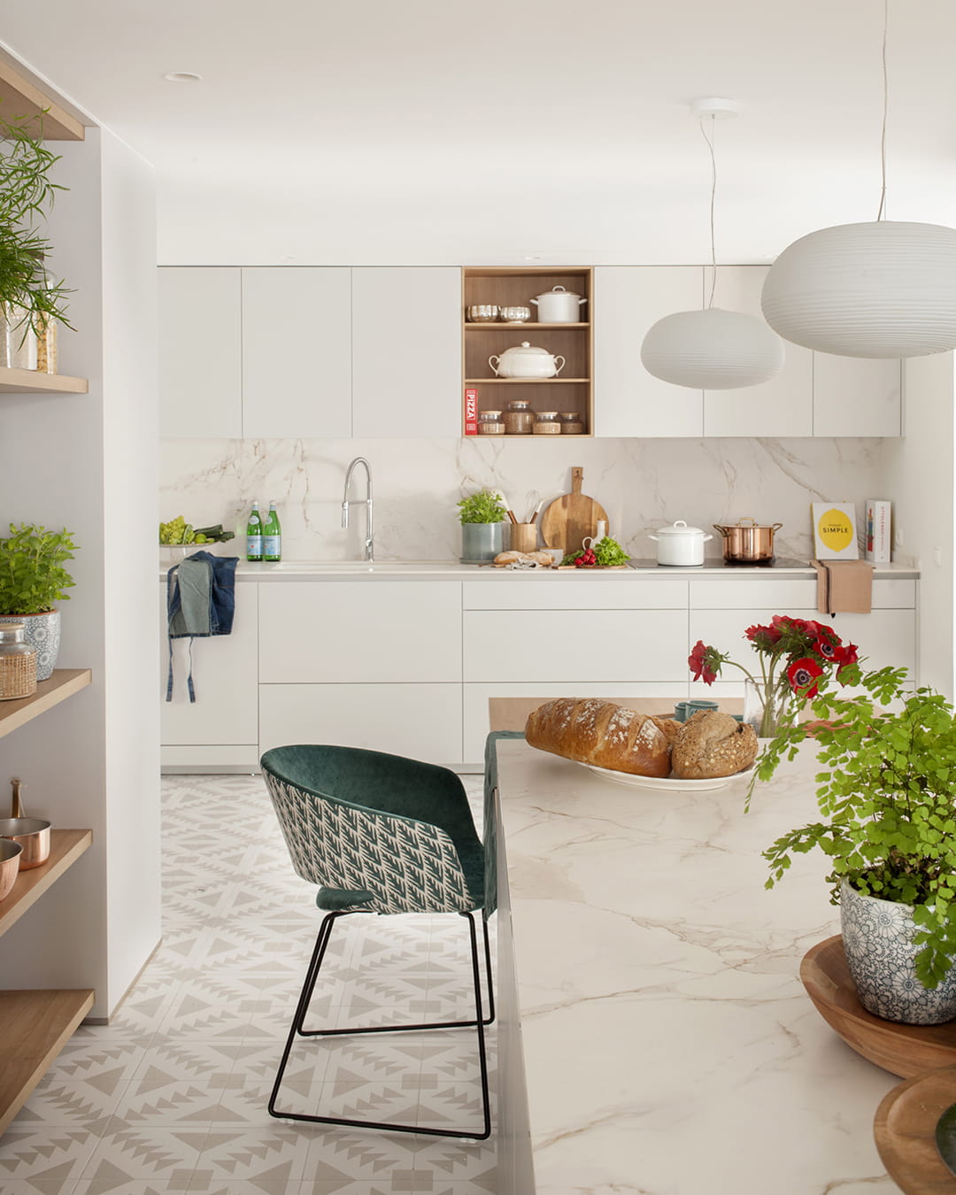 Cocina Gris Bruma con isla central y distribución en paralelo.