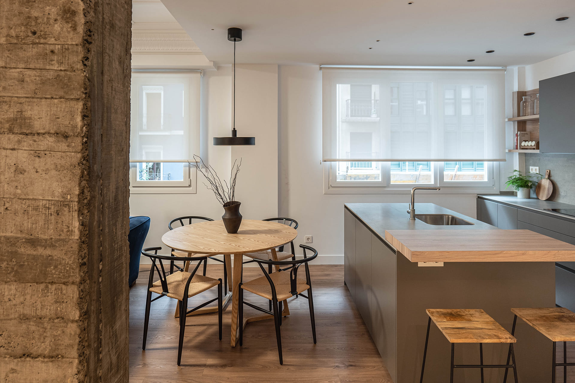 Cocina gris con isla abierta al comedor diseñada por Cocinas Santos.