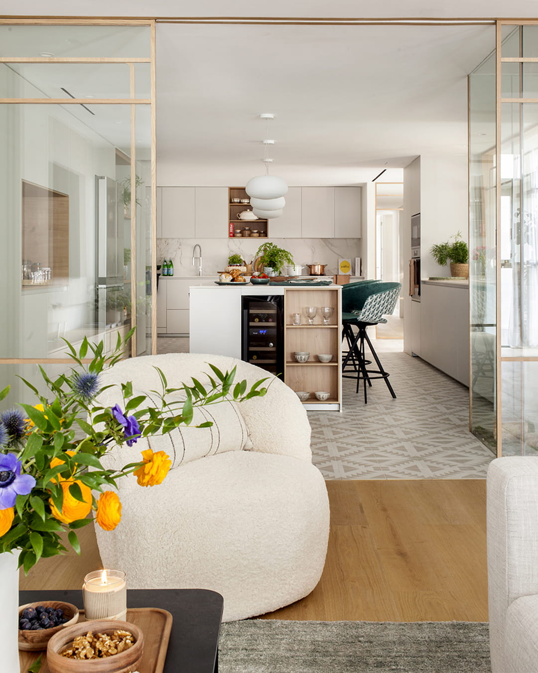 Cocina gris con isla abierta al salón y al comedor en un proyecto de Santos y Majo Flores.