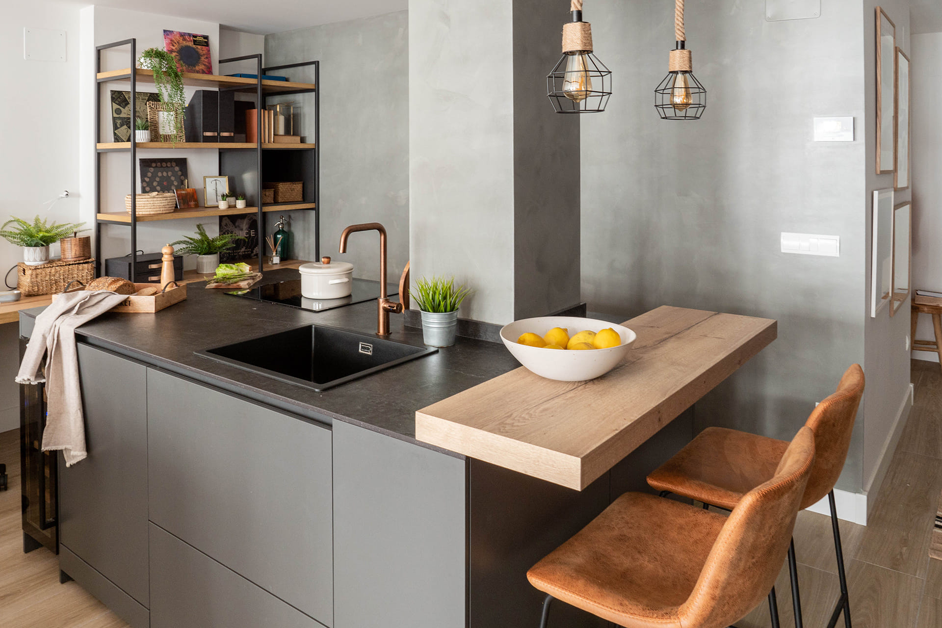 Cocina gris con isla diseñada por Cocinas Santos.