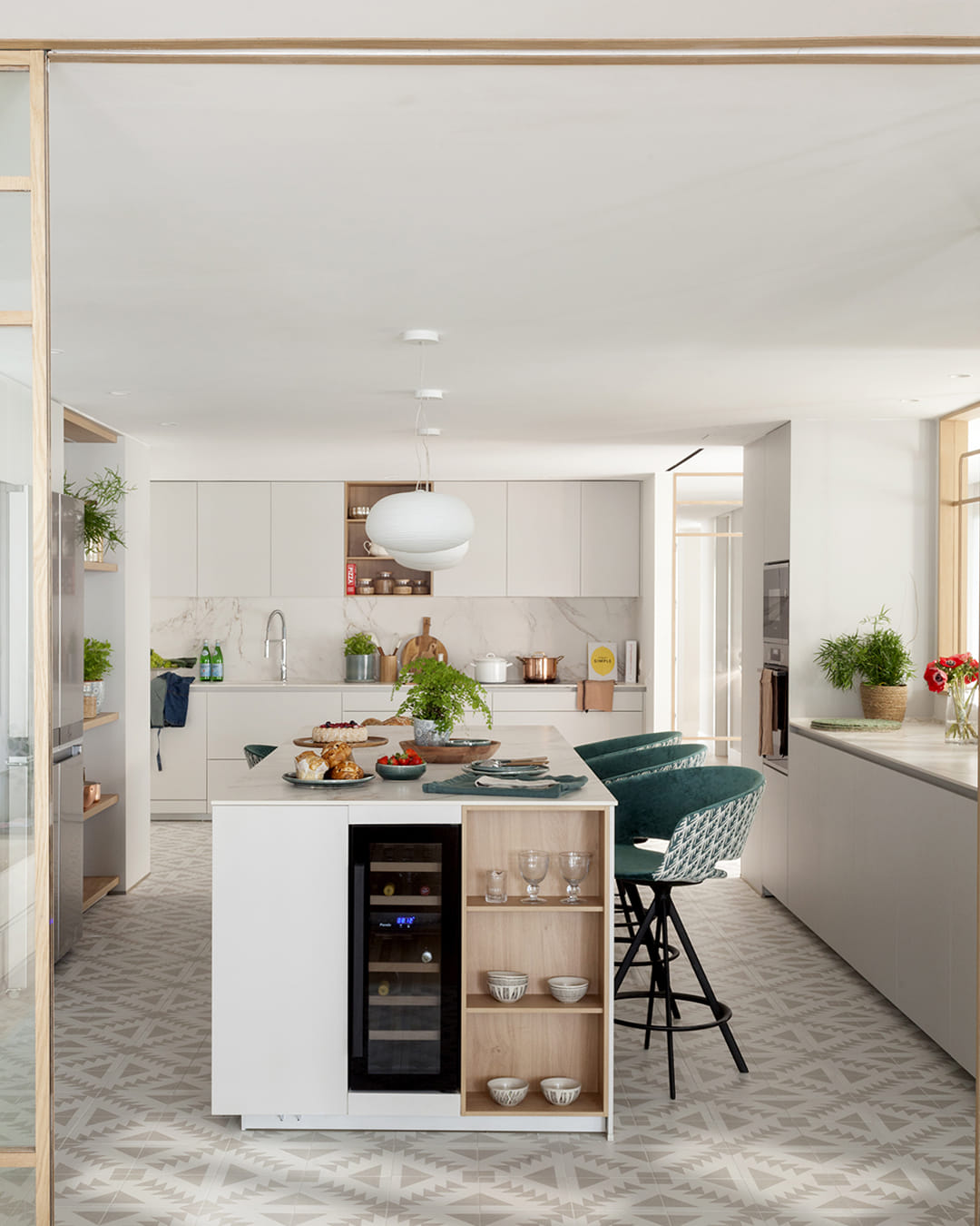 Cocina gris con isla central de las marcas Santos y Majo Flores.