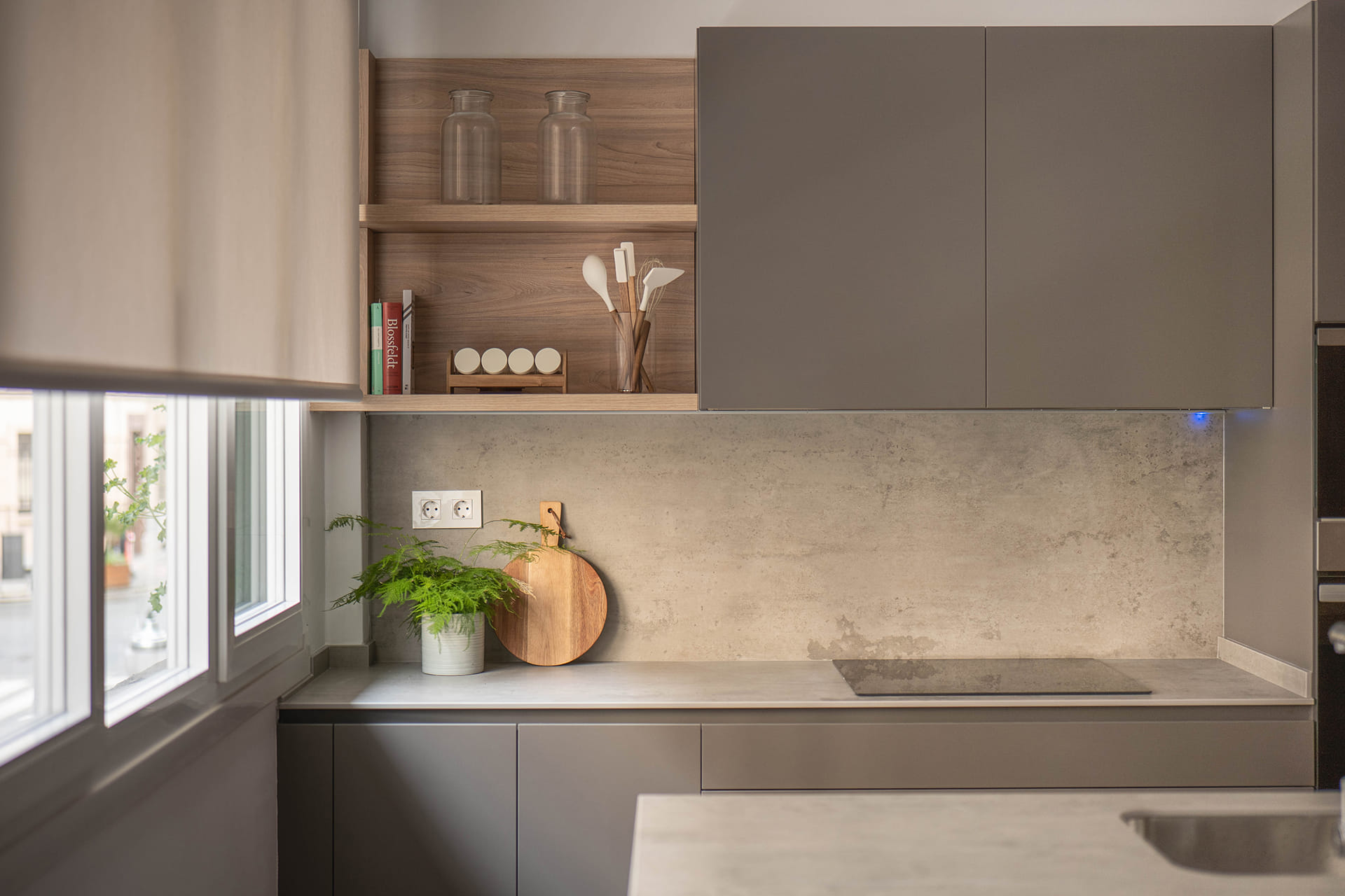 Cocina gris y madera diseñada por Cocinas Santos.