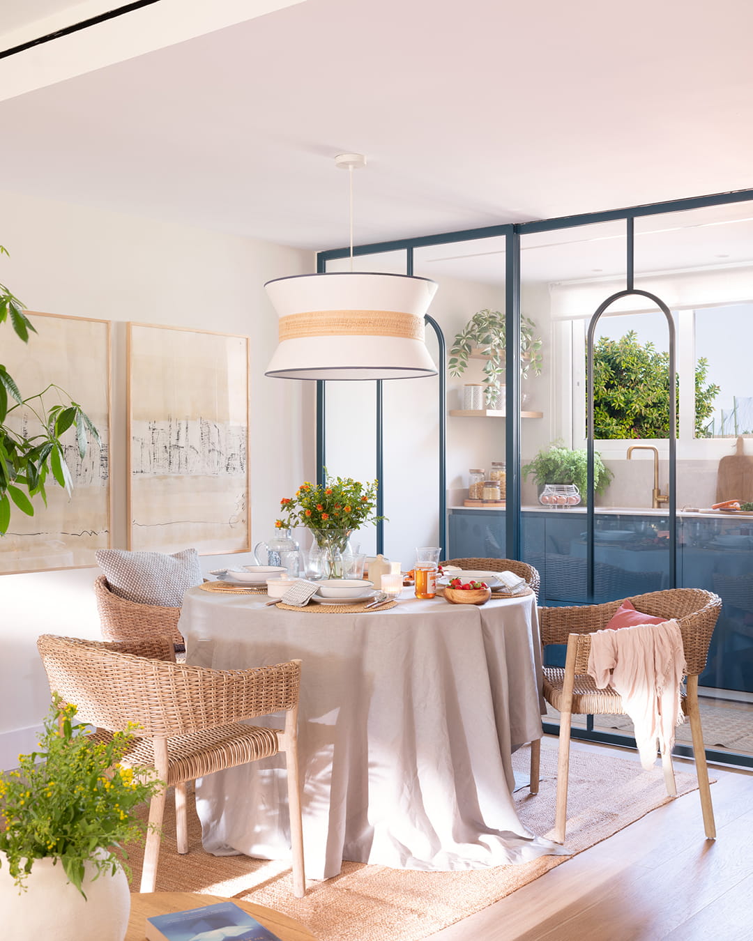 Área del comedor situada en una cocina Santos abierta al salón.