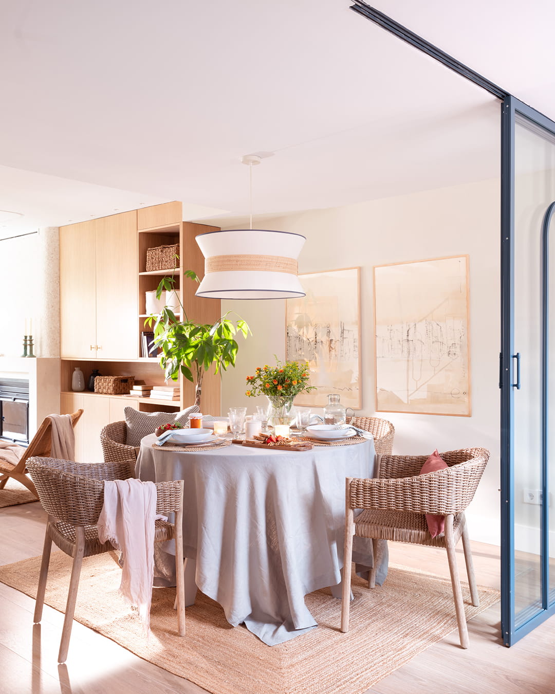 Comedor visto desde la cocina abierta al salón diseñada por Santos y Majo Flores.