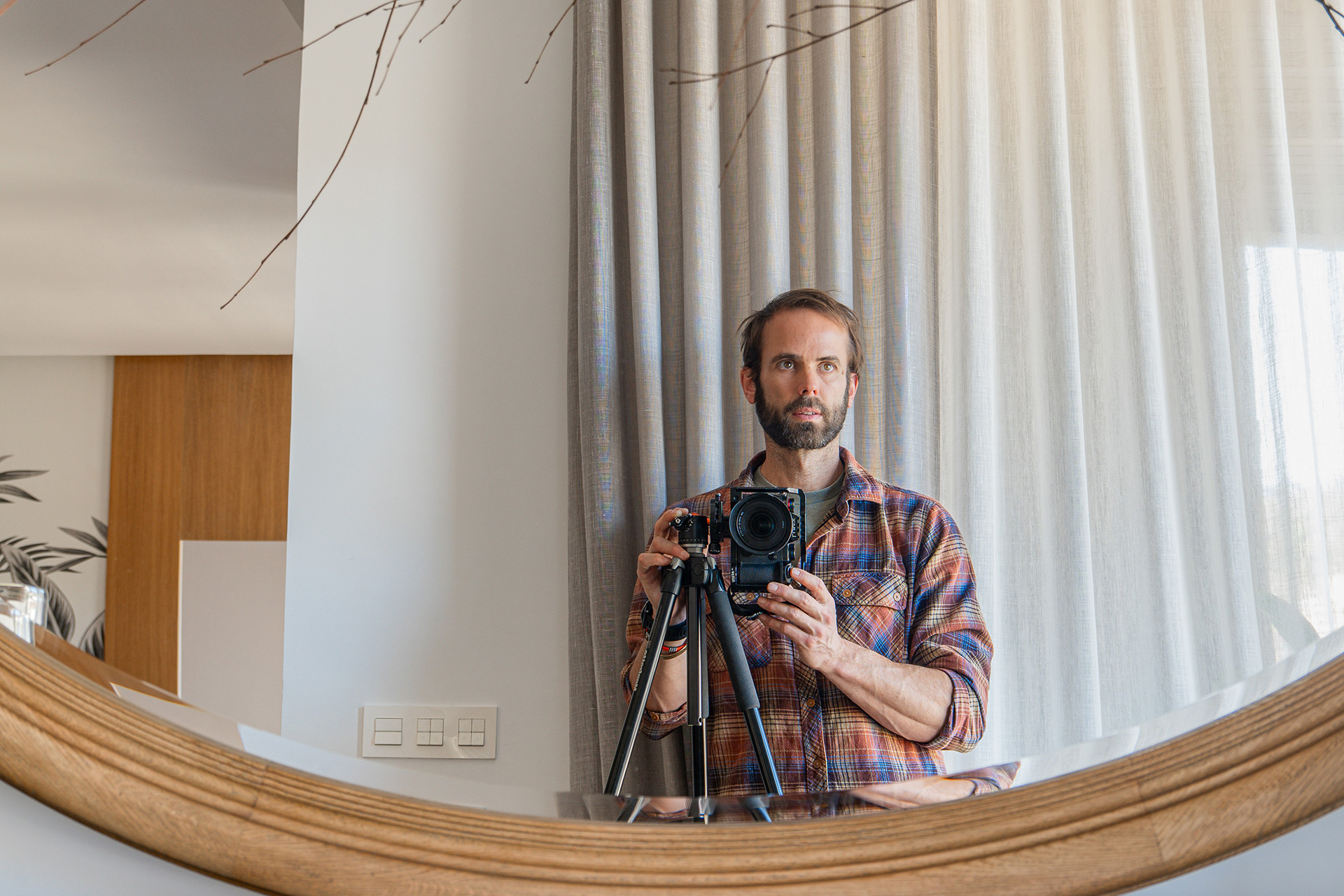 El fotógrafo Phelipe Eizaguirre fotografiando una cocina Santos.