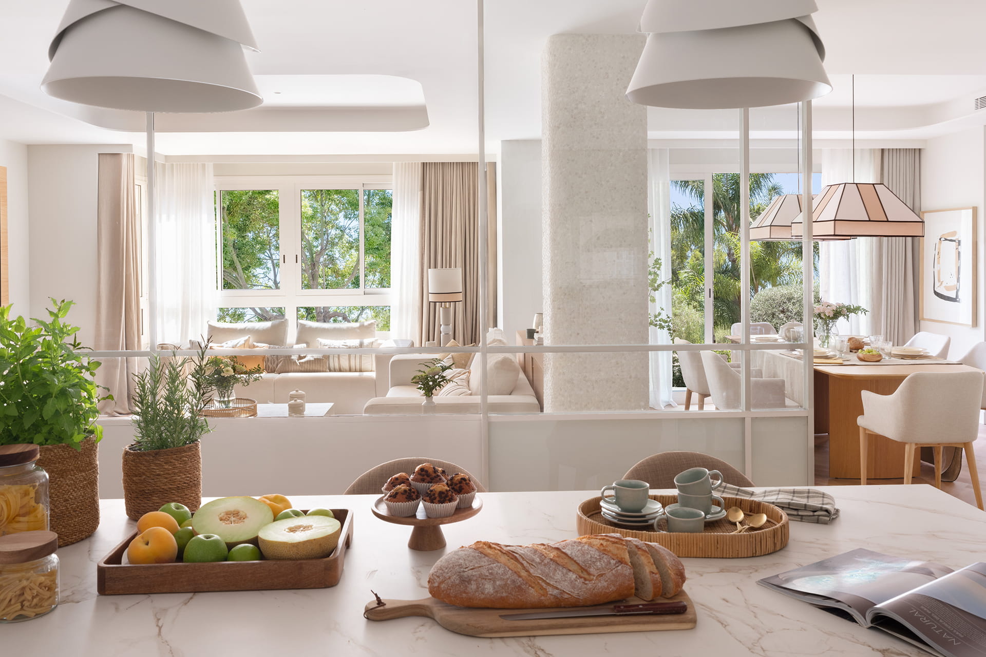 Isla central en una cocina Santos integrada con el salón-comedor.