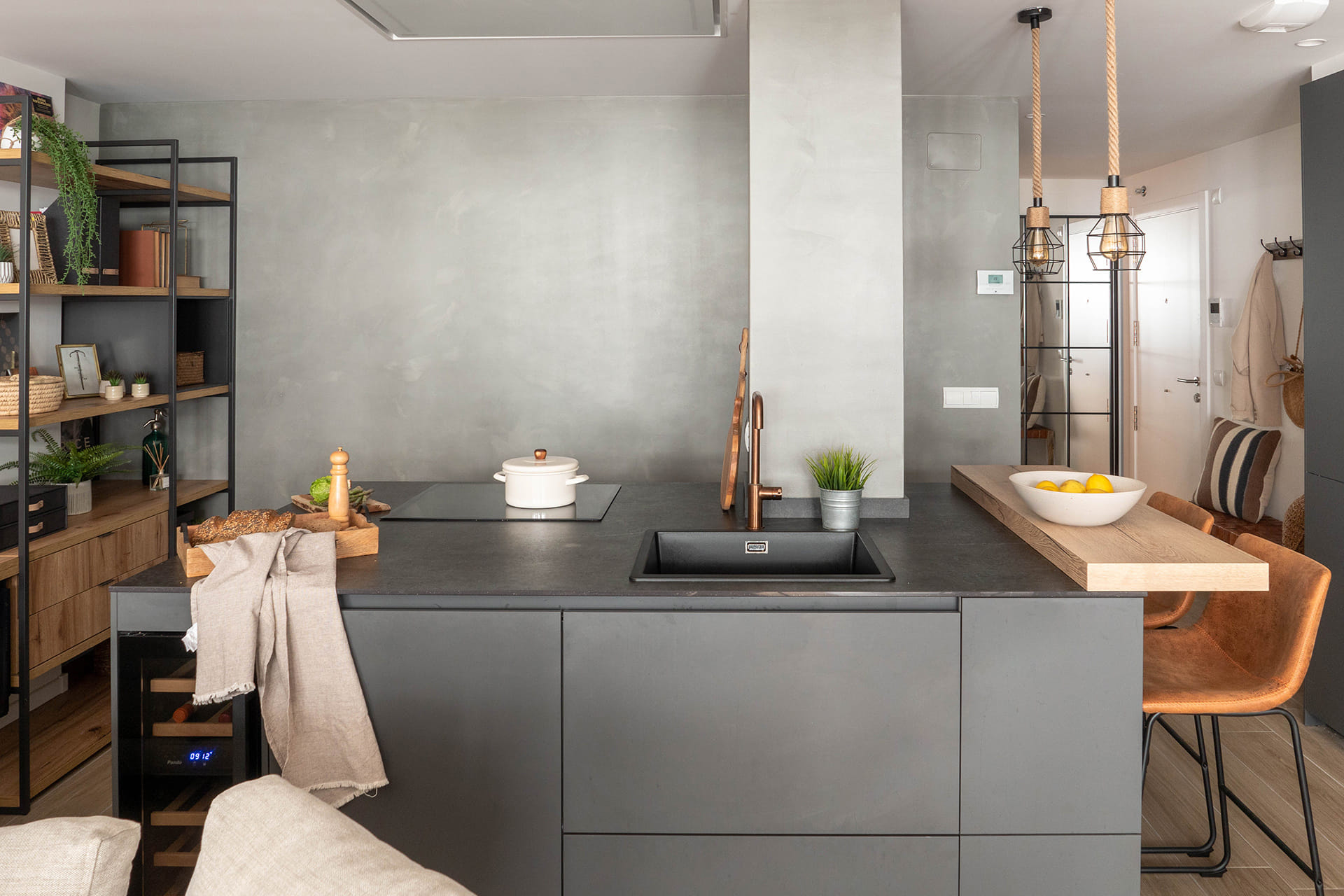 Isla de cocina con barra de madera en un diseño de Cocinas Santos.