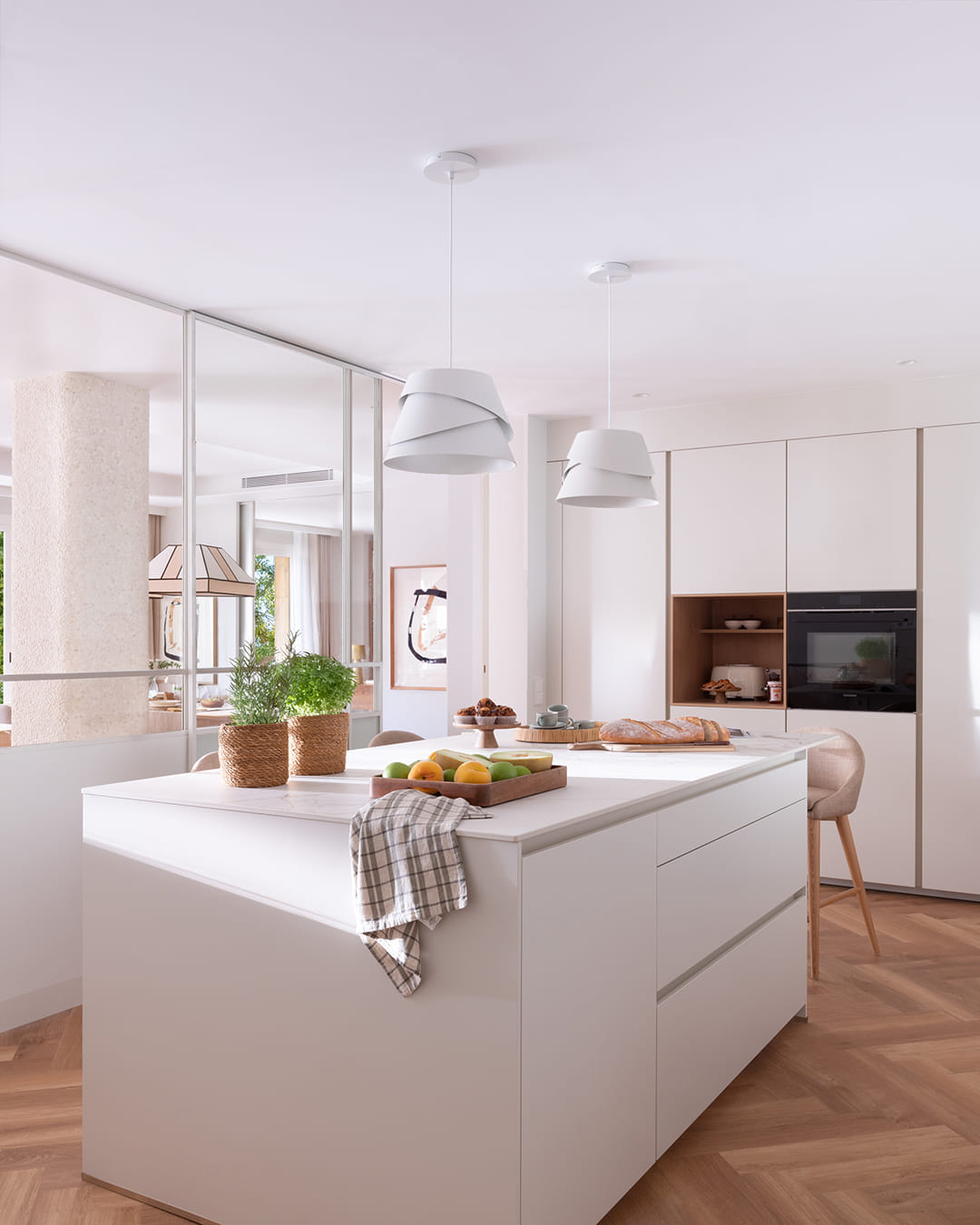 Isla de cocina en color Blanco Perla en un proyecto de Santos y Majo Flores.