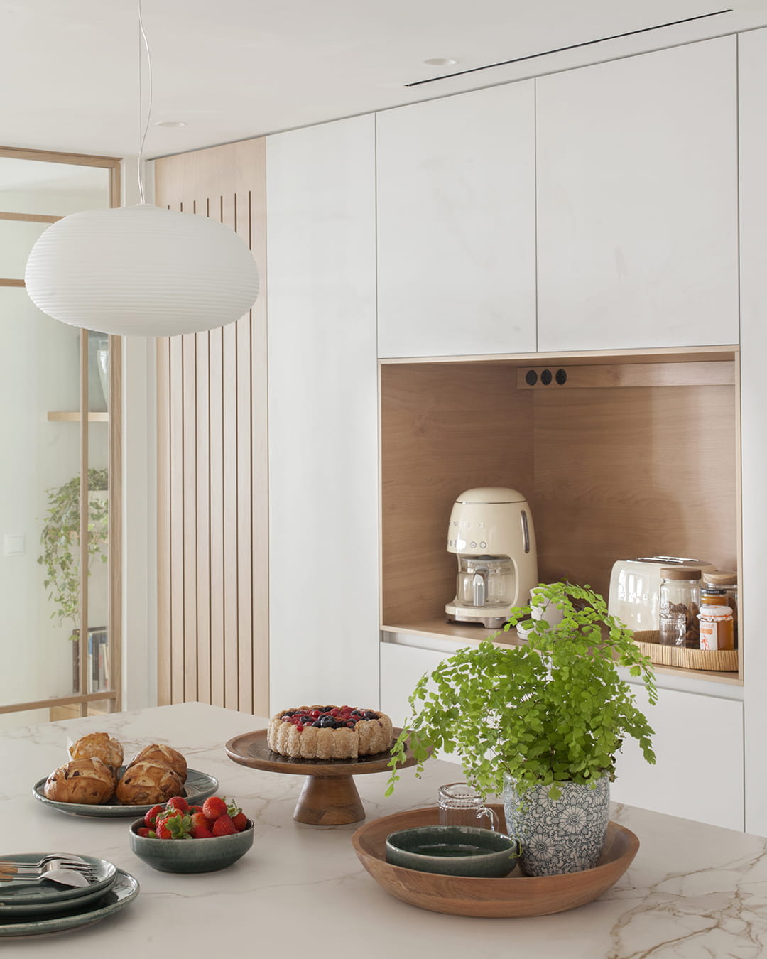Isla de cocina y muebles en columna en una cocina de Santos.
