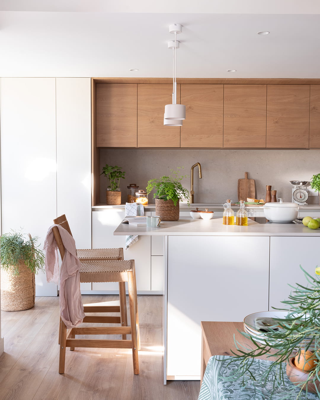 Isla de cocina vista desde la zona del salón en un proyecto de Santos y Majo Flores.