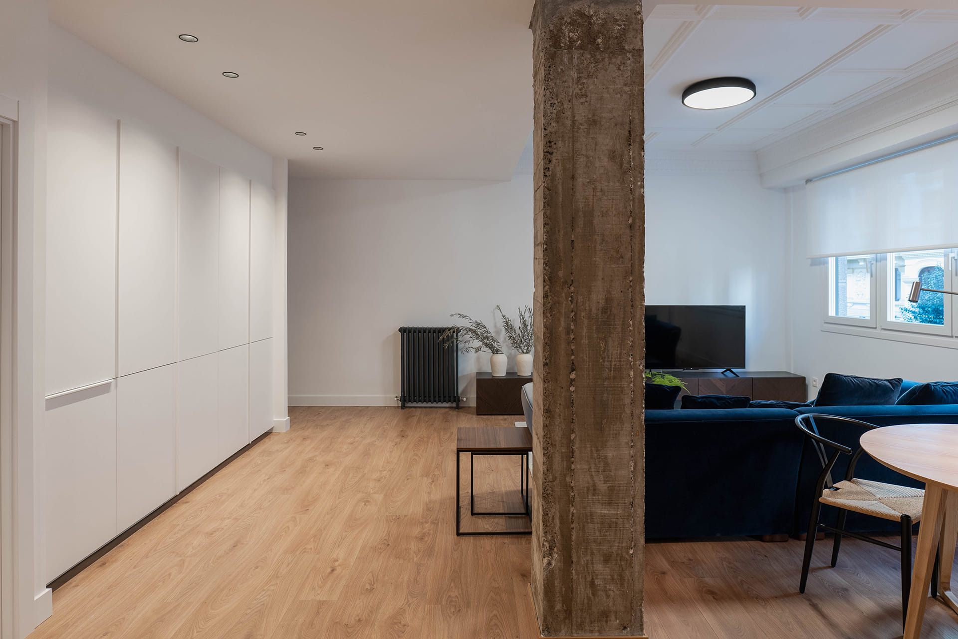 Vista del salón con armarios en columna en una vivienda con una cocina Santos.