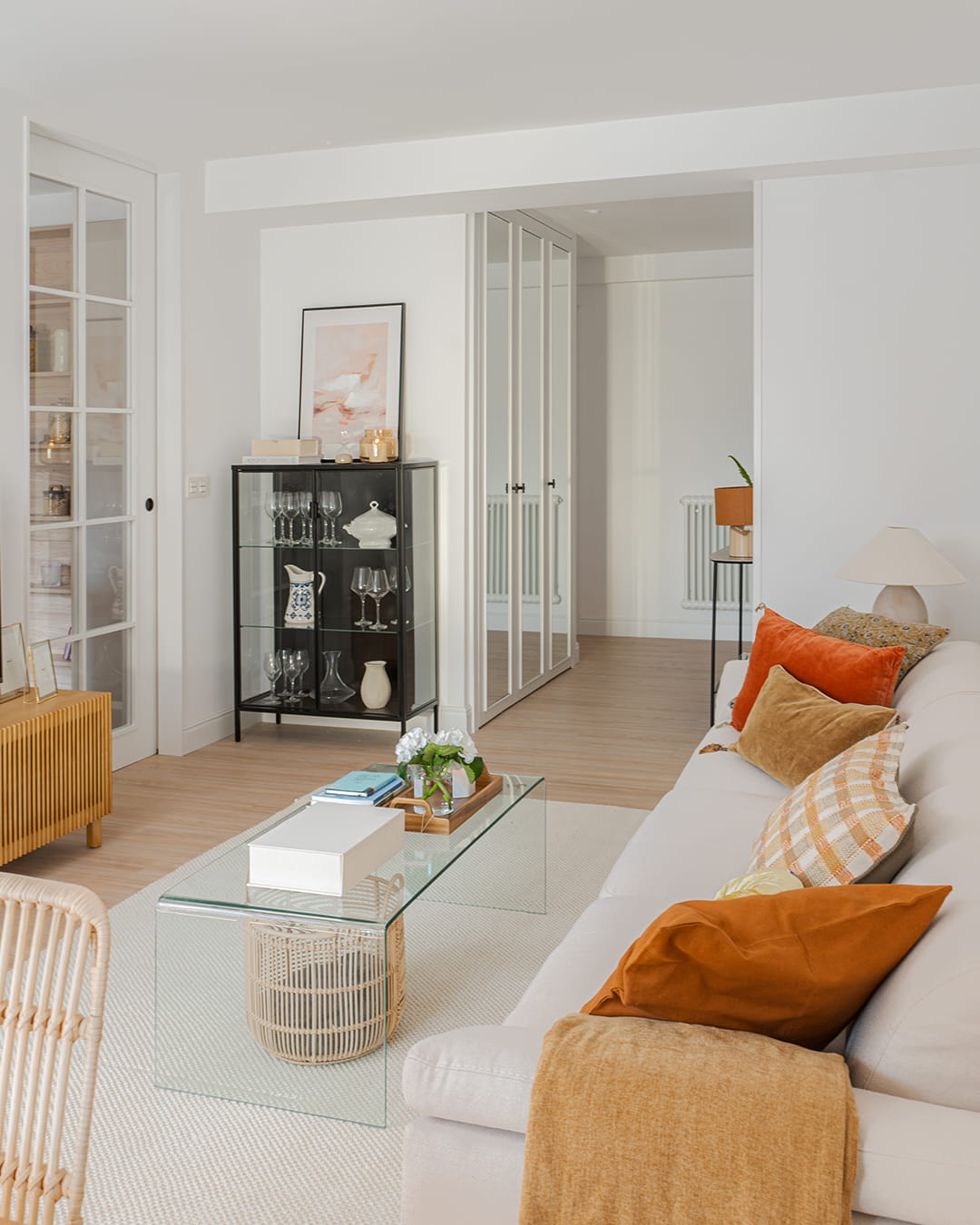 Salón de una vivienda con una cocina Santos color Cashmere.