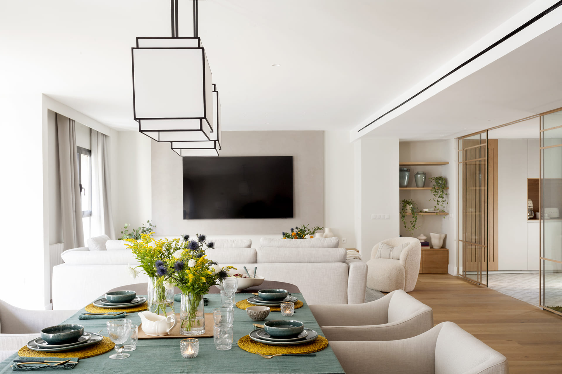 Vista del salón y el comedor en una vivienda con cocina gris de Santos.