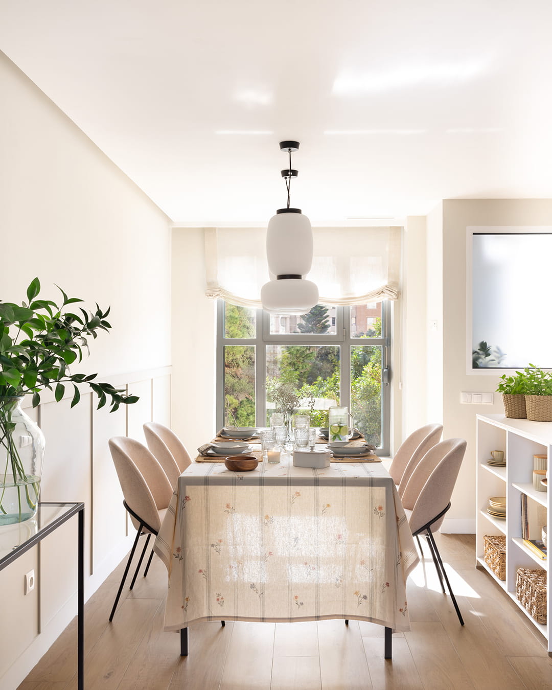 Vista de la zona del comedor en una vivienda con cocina Santos.