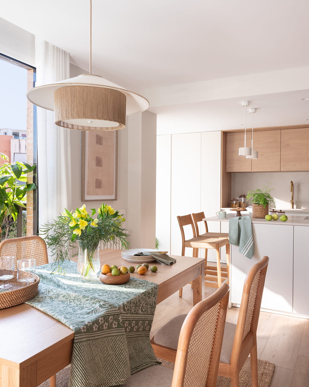 Zona del comedor junto a una cocina abierta de la marca Santos.