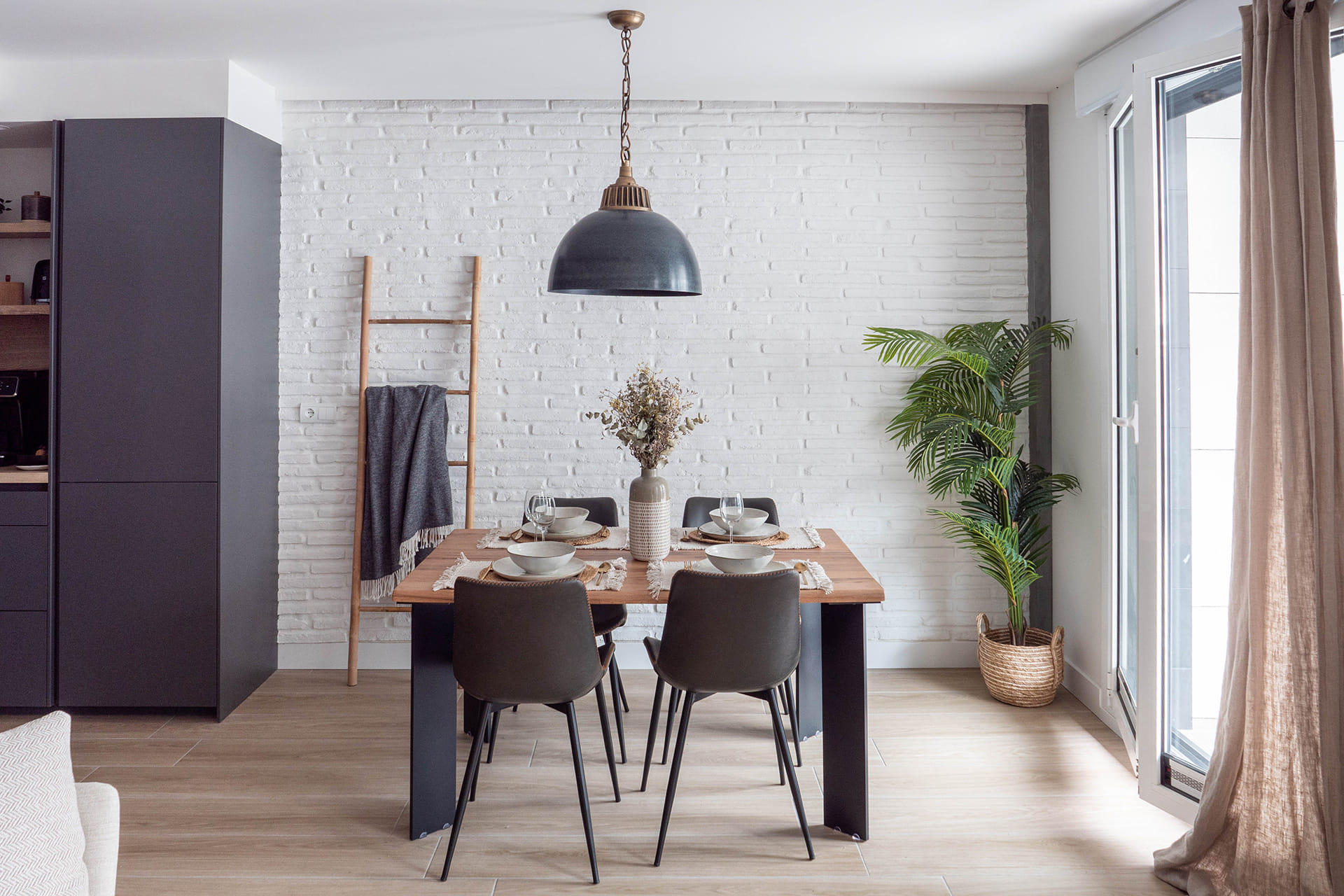 Zona de comedor en una cocina gris diseñada por Cocinas Santos.