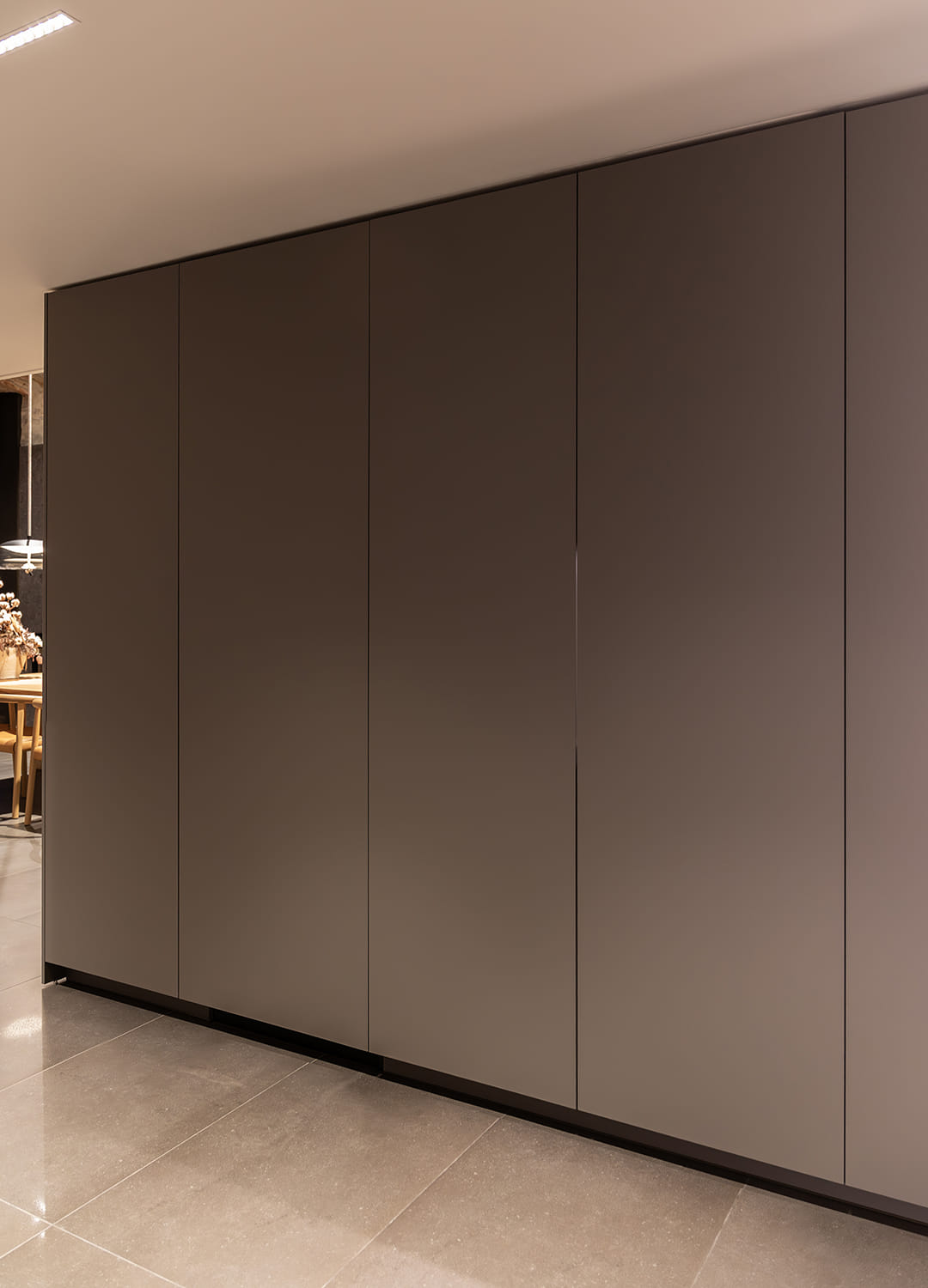 Armarios de cocina con puertas escamoteables en la tienda de cocinas Santos de Girona.