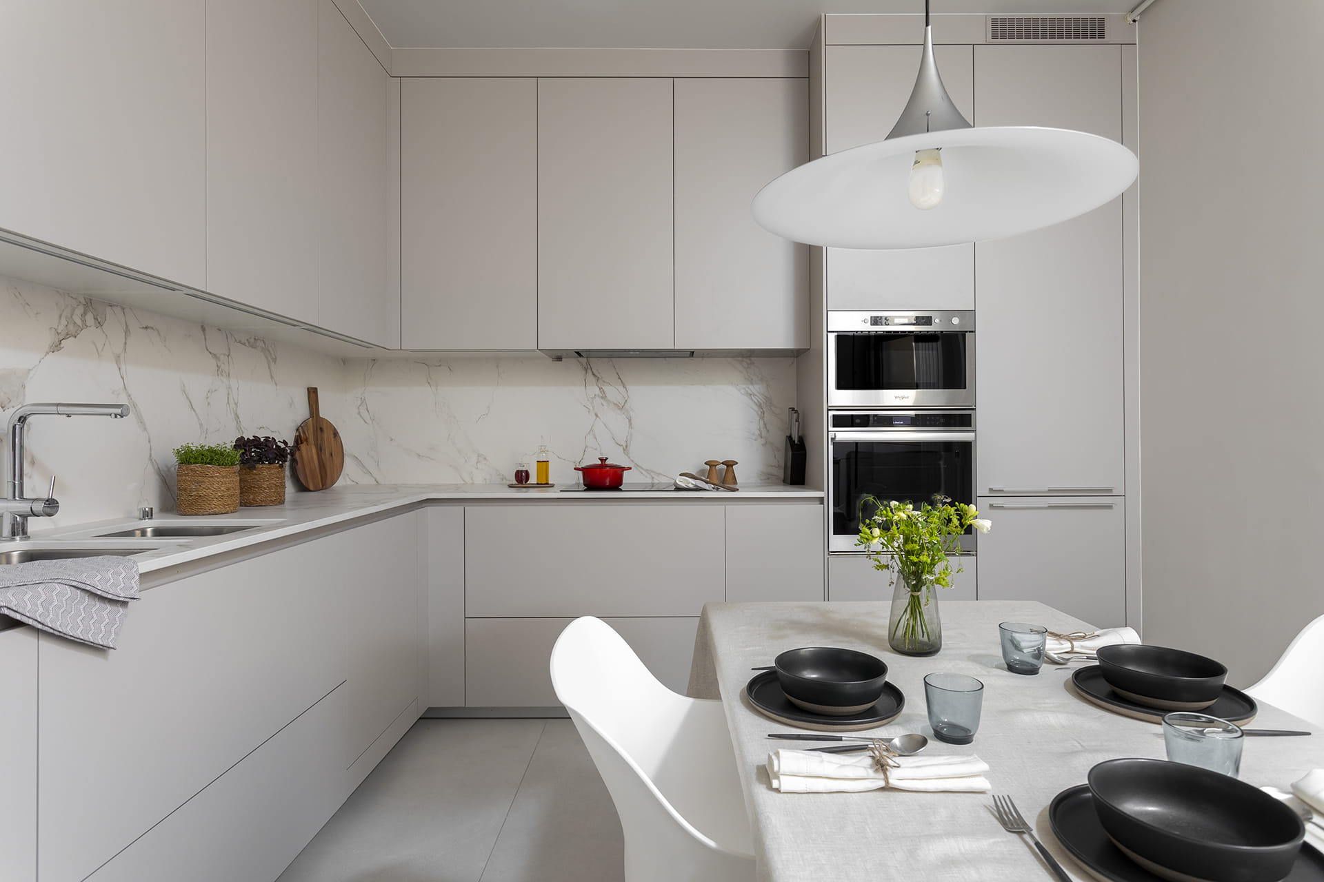 Cocina Cashmere con distribución en L y zona para desayunos diseñada por Santos.