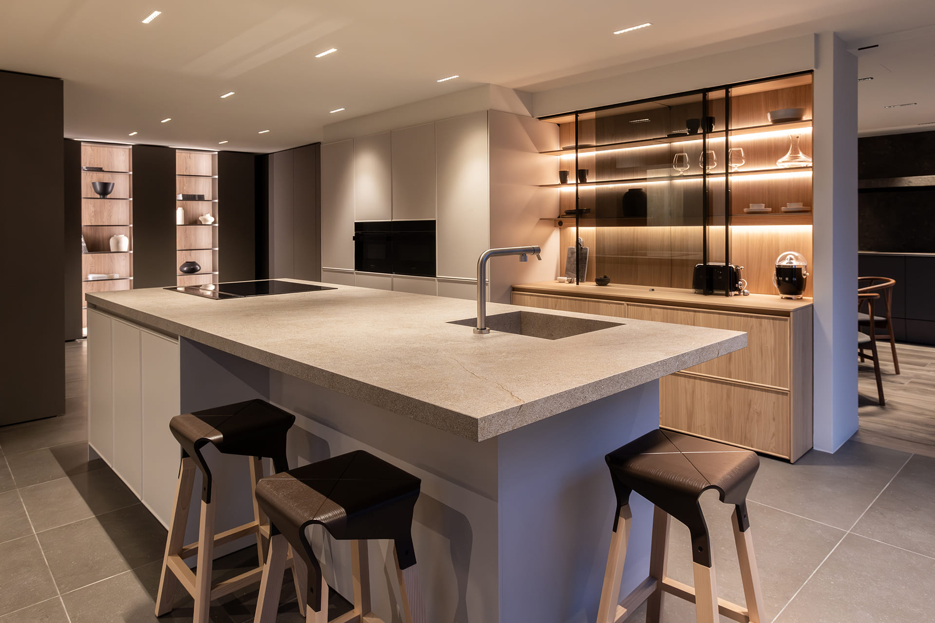 Cocina cashmere con isla en la tienda de cocinas Santos en Girona.