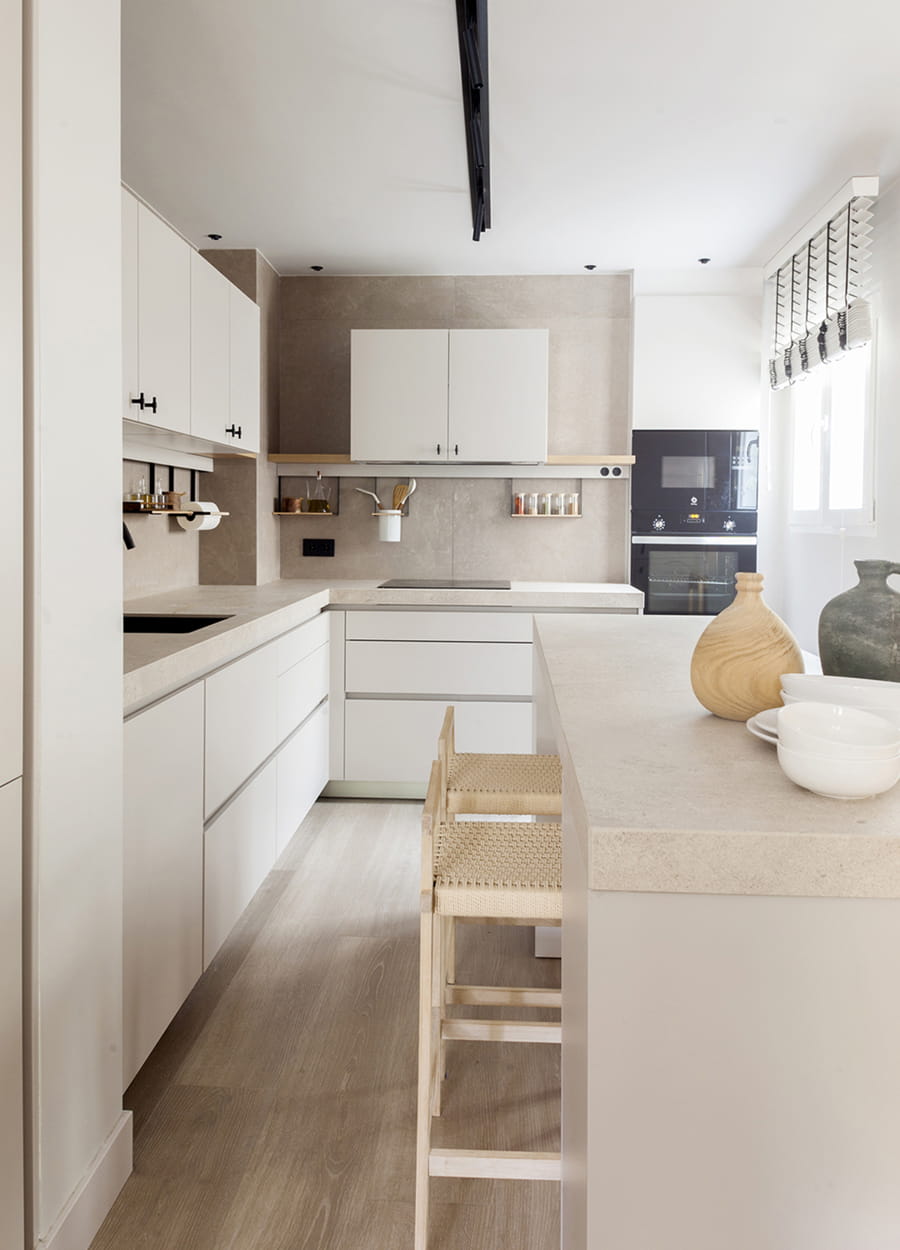 Cocina Cashmere Santos abierta al salón con distribución en L y barra.
