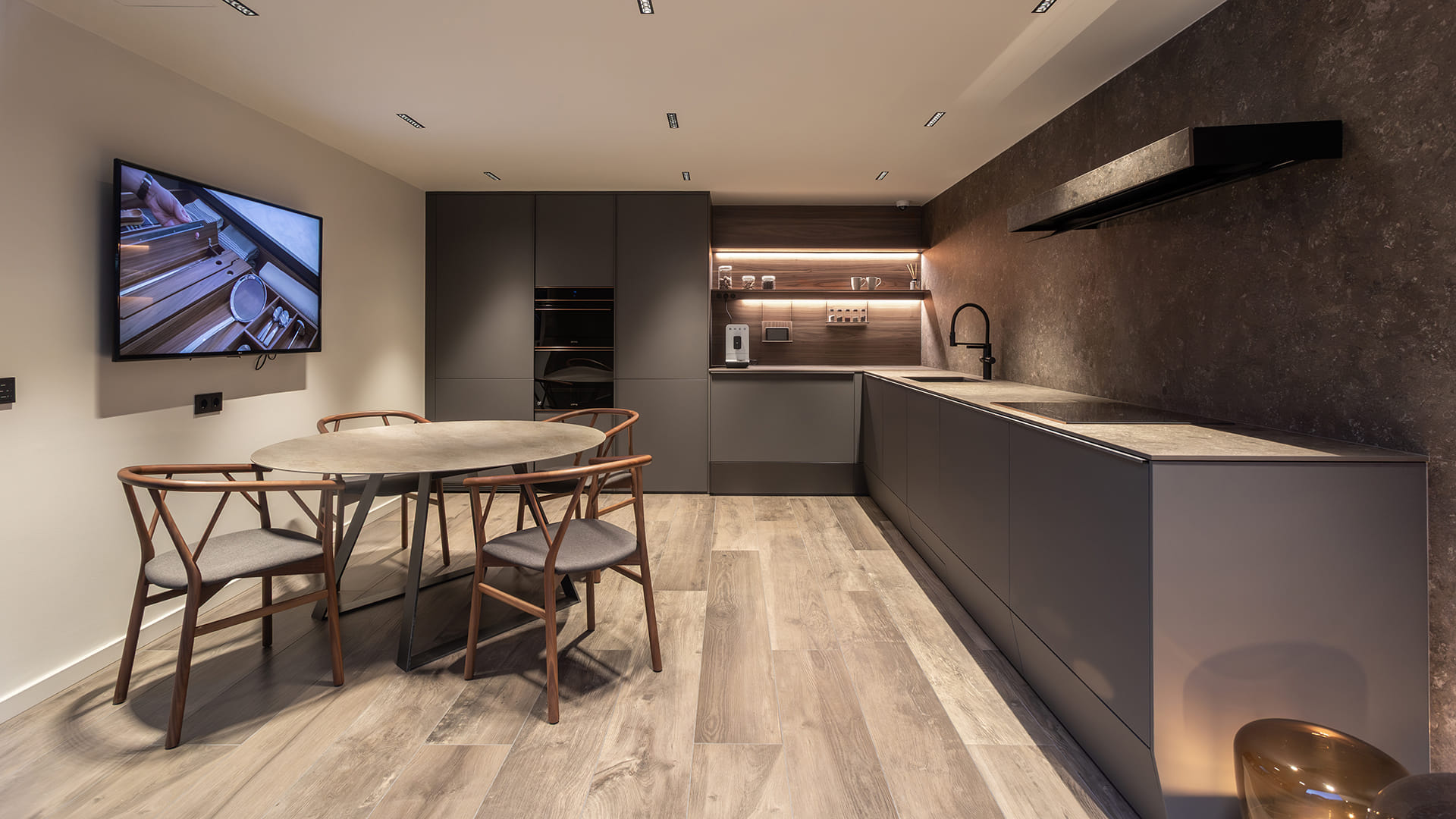 Cocina con distribución en L dentro de la tienda de cocinas Santos en Girona.