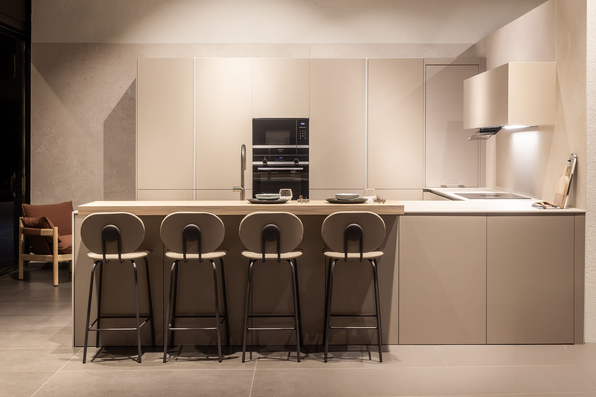Cocina gris Arena con península en el showroom de cocinas Santos en Girona.