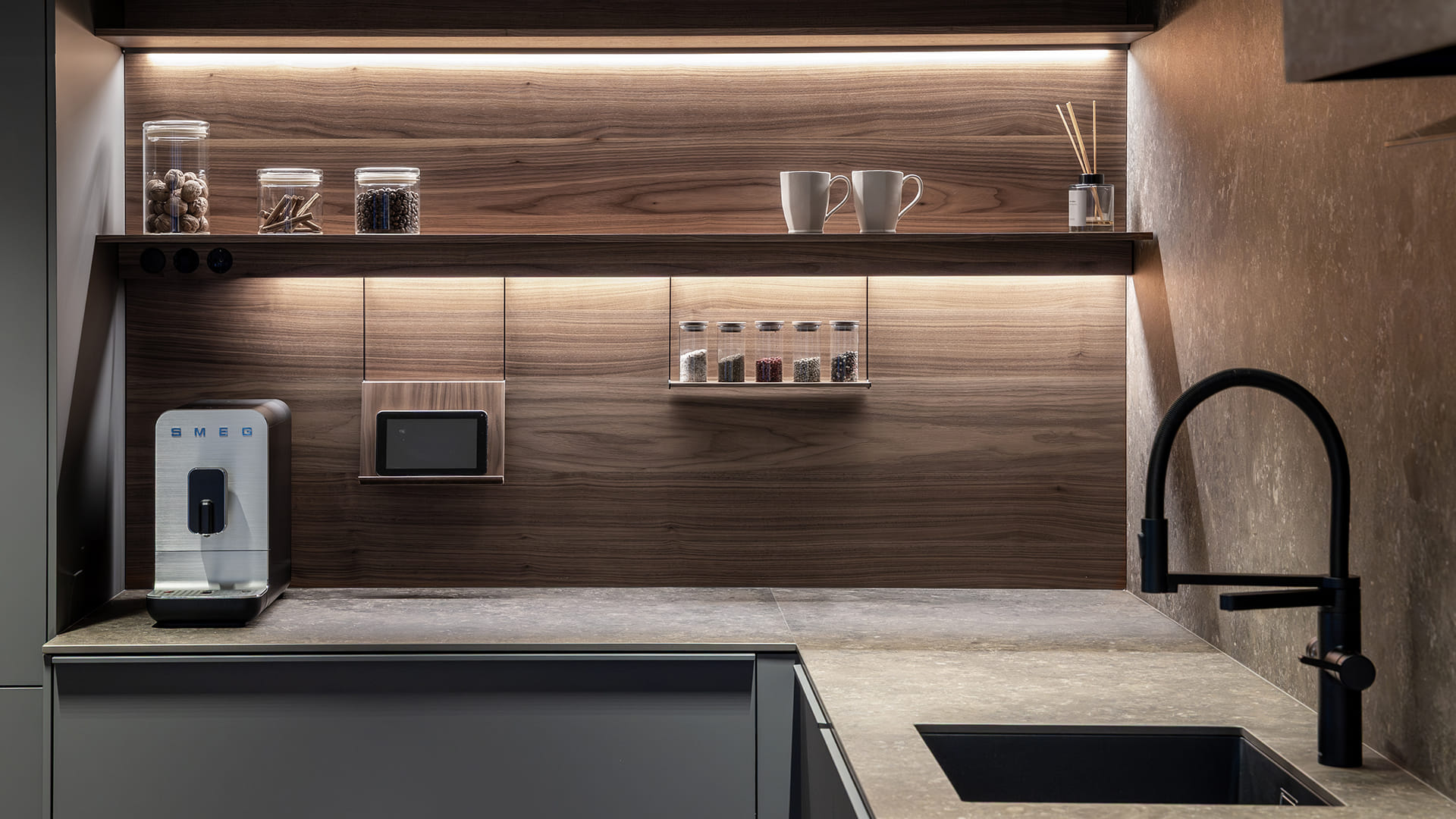 Cocina gris Antracita Seda y madera en el showroom de cocinas Santos en Girona.