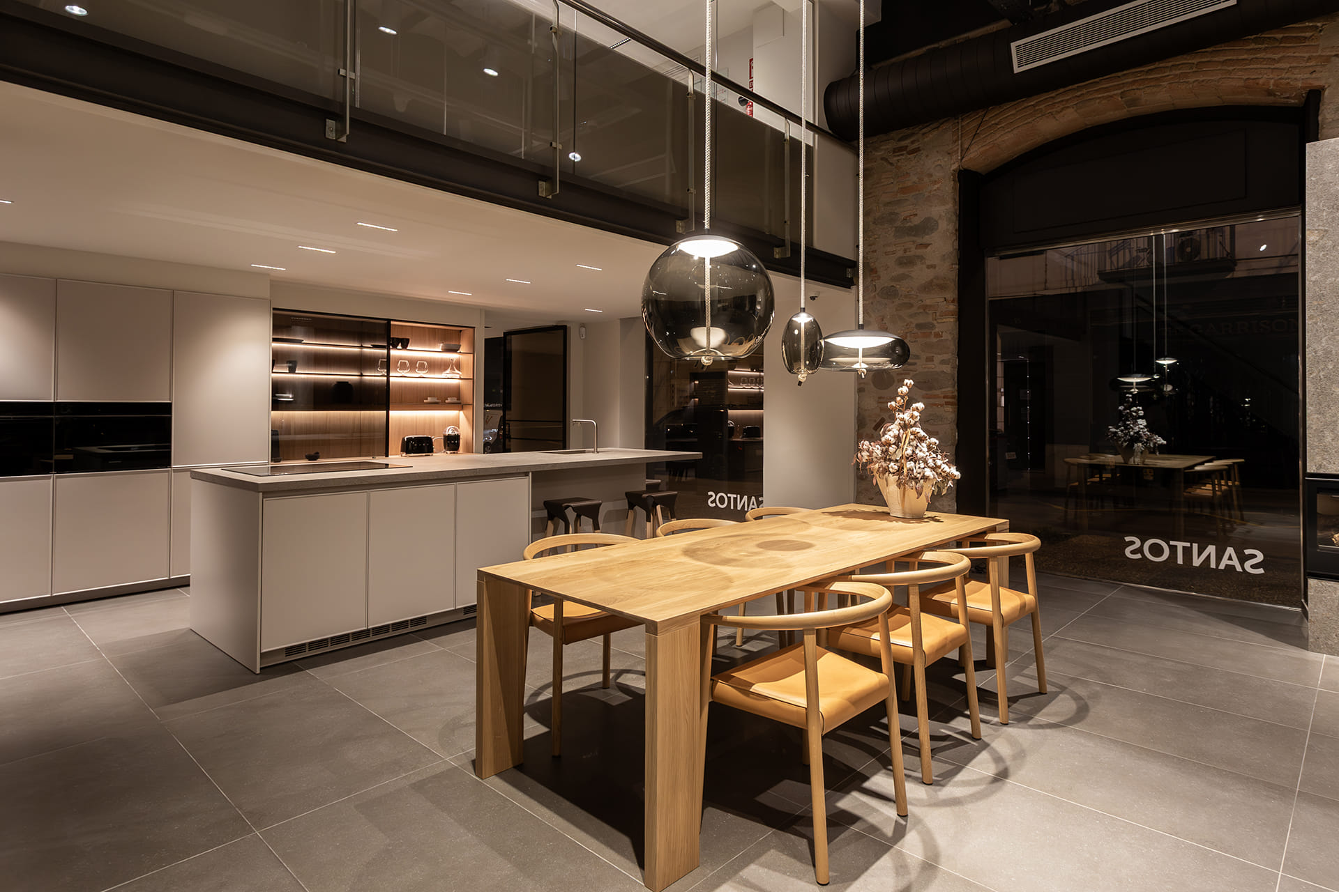 Cocina con isla y office en el showroom de cocinas Santos en Girona.