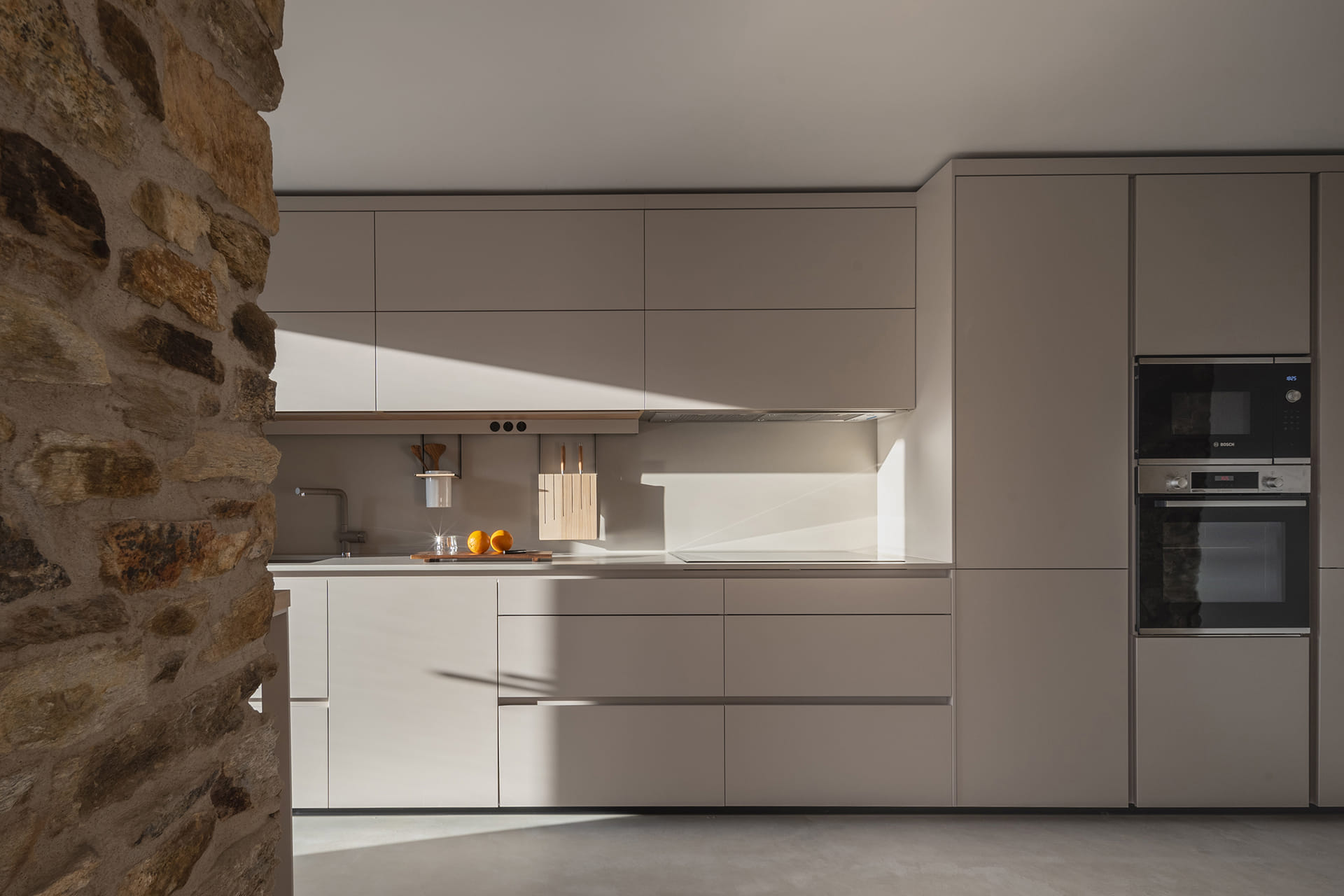 Cocina Santos color Cashmere equipada con armarios en columna.