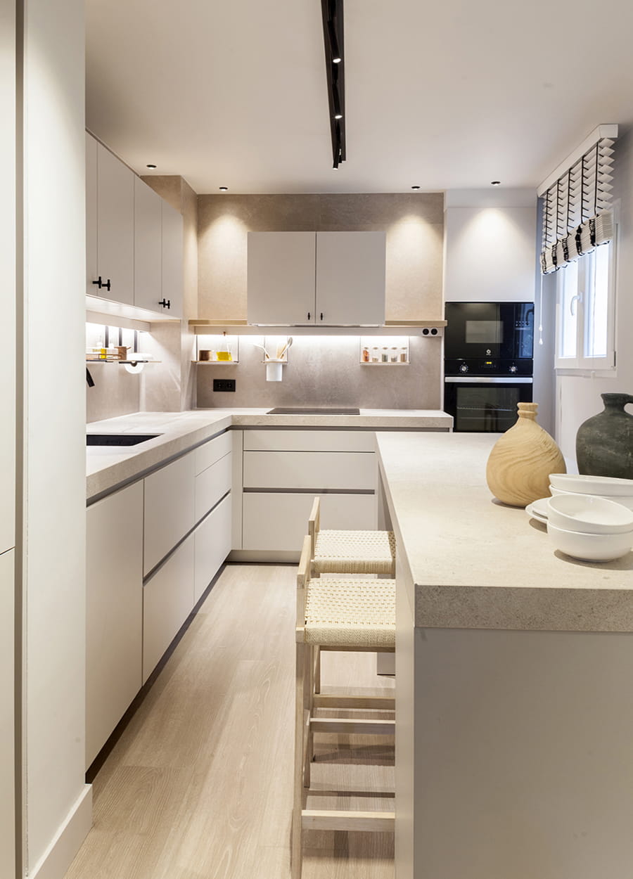 Cocina Santos color Cashmere con distribución en L y barra para desayunos.