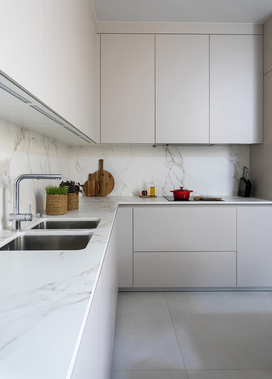 Cocina Santos Cashmere organizada con una distribución en L.