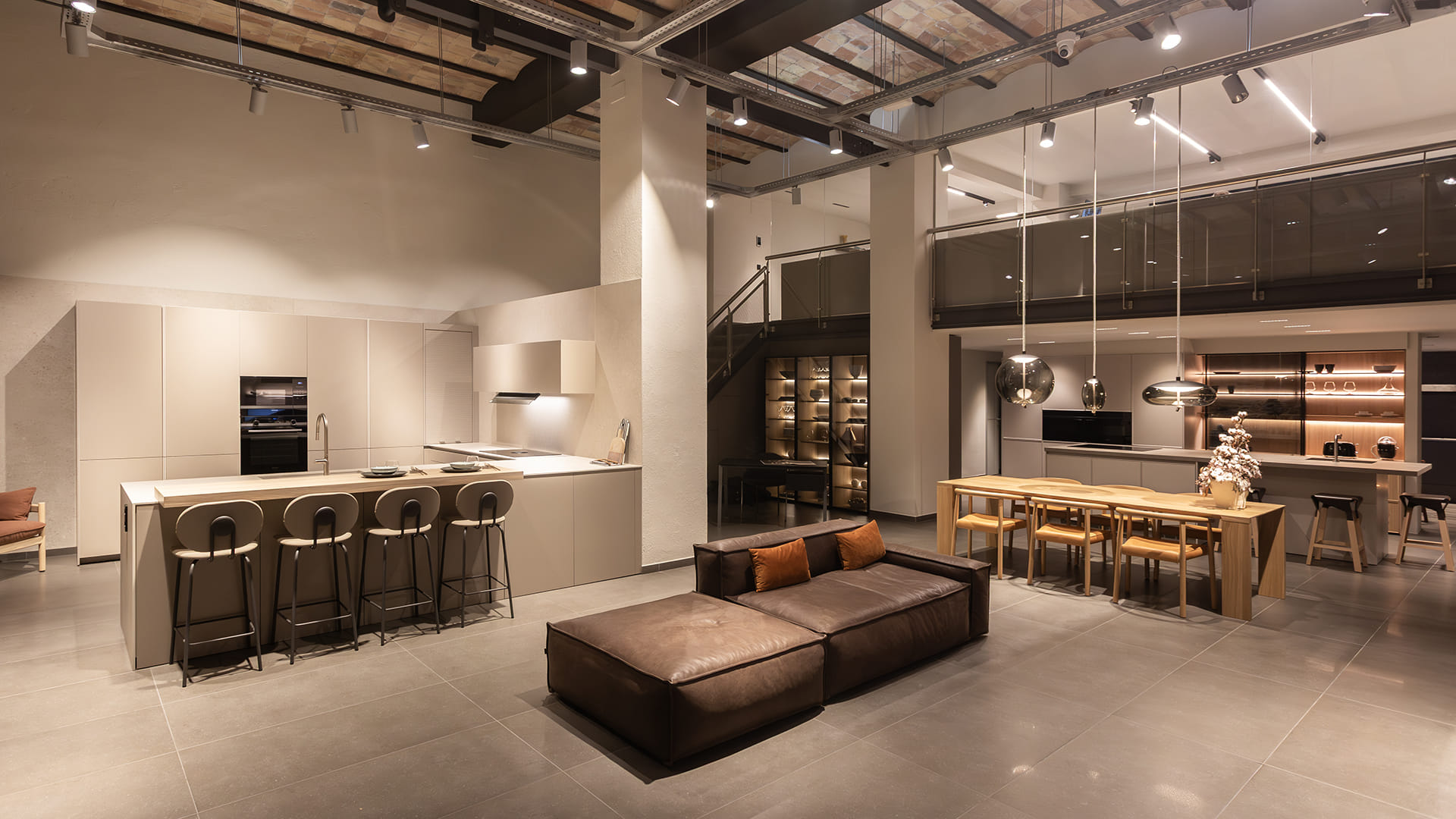 Cocina y zona de estar en el showroom de cocinas Santos en Girona.