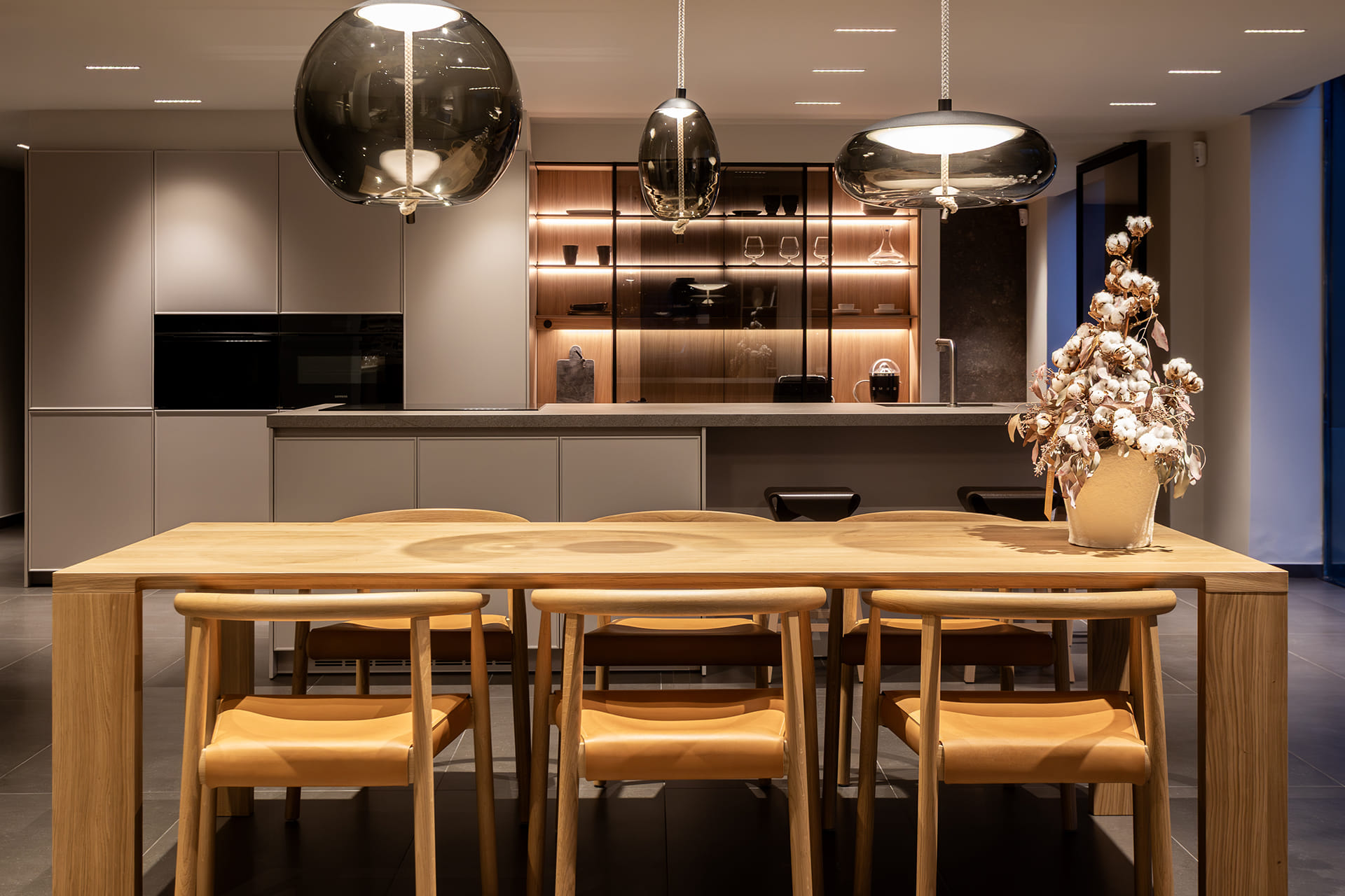 Comedor y cocina con isla en la tienda de cocinas Santos en Girona.