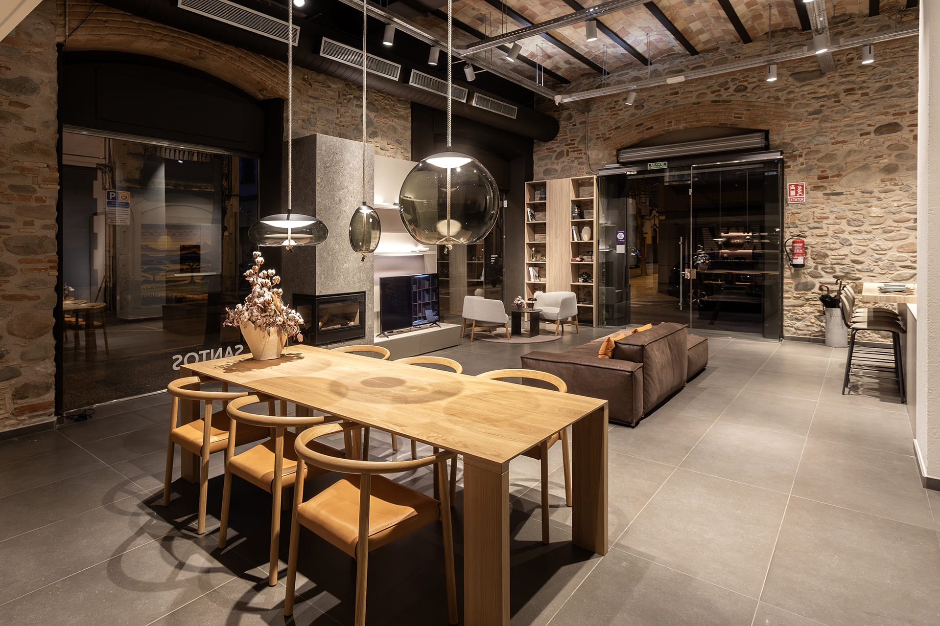 Comedor y zona de estar en el showroom de cocinas Santos en Girona.