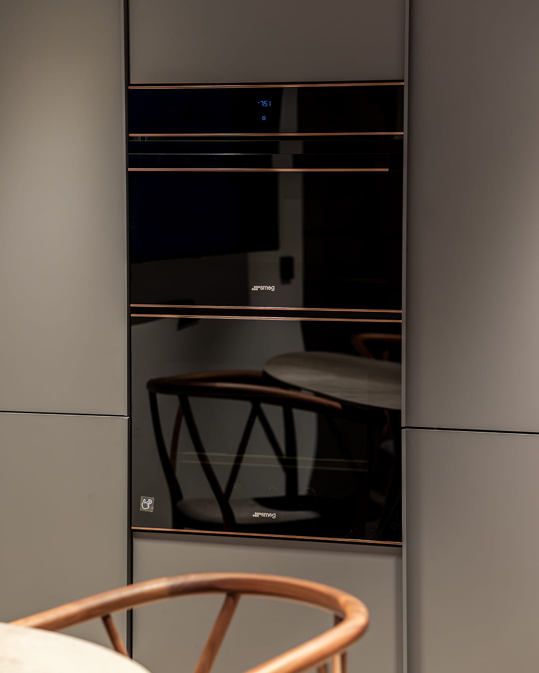 Electrodomésticos integrados en columna en el showroom de cocinas Santos en Girona.