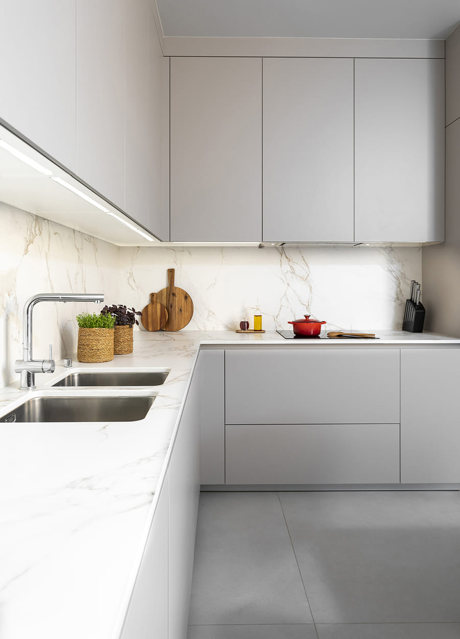 Encimera y frentes del mobiliario en una cocina color Cashmere de Santos.
