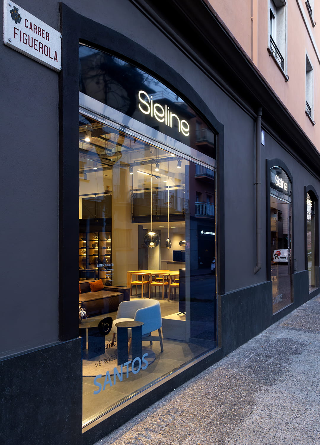 Escaparate exterior de la tienda de cocinas Santos en Girona.