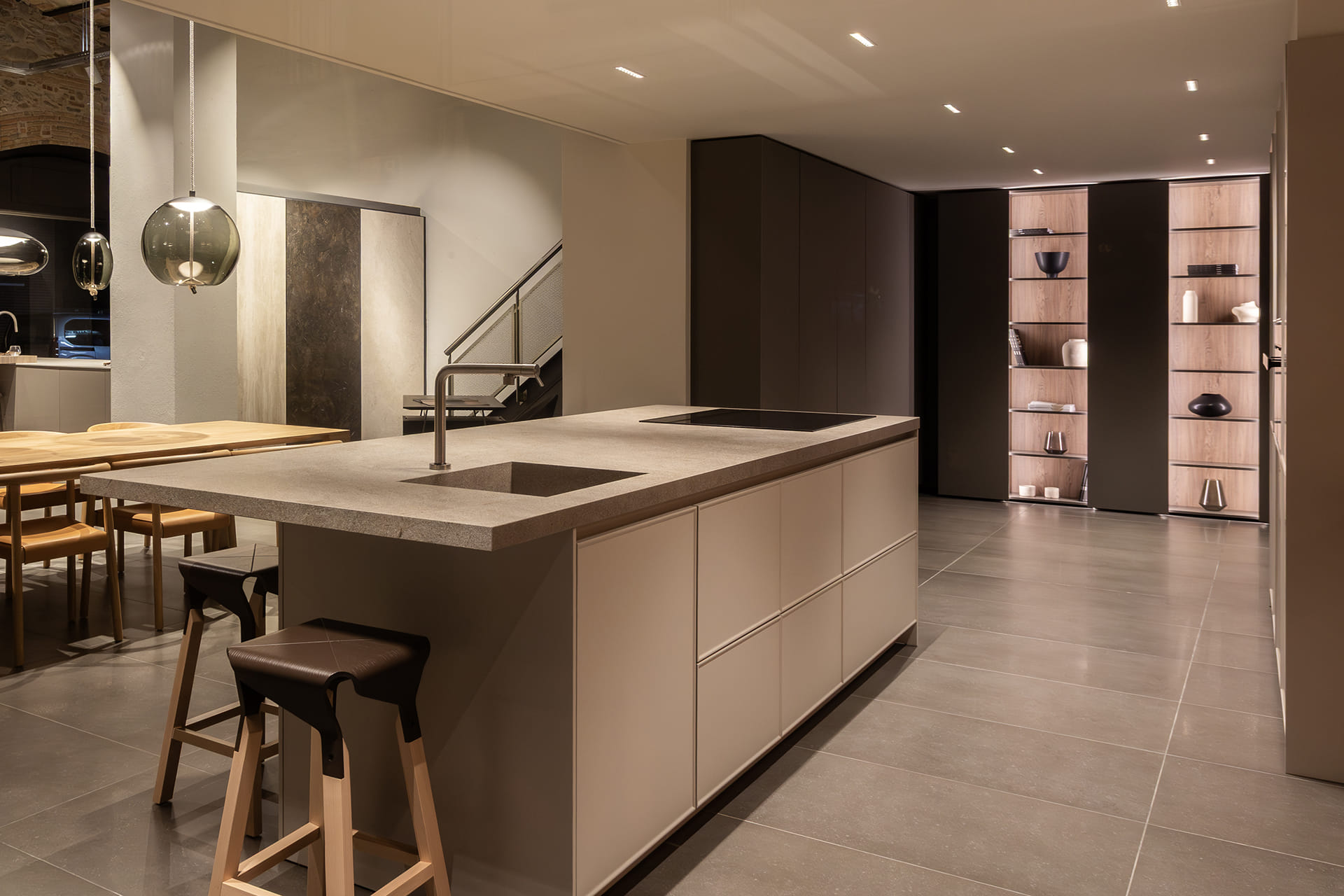 Isla de cocina en el showroom de cocinas Santos en Girona.