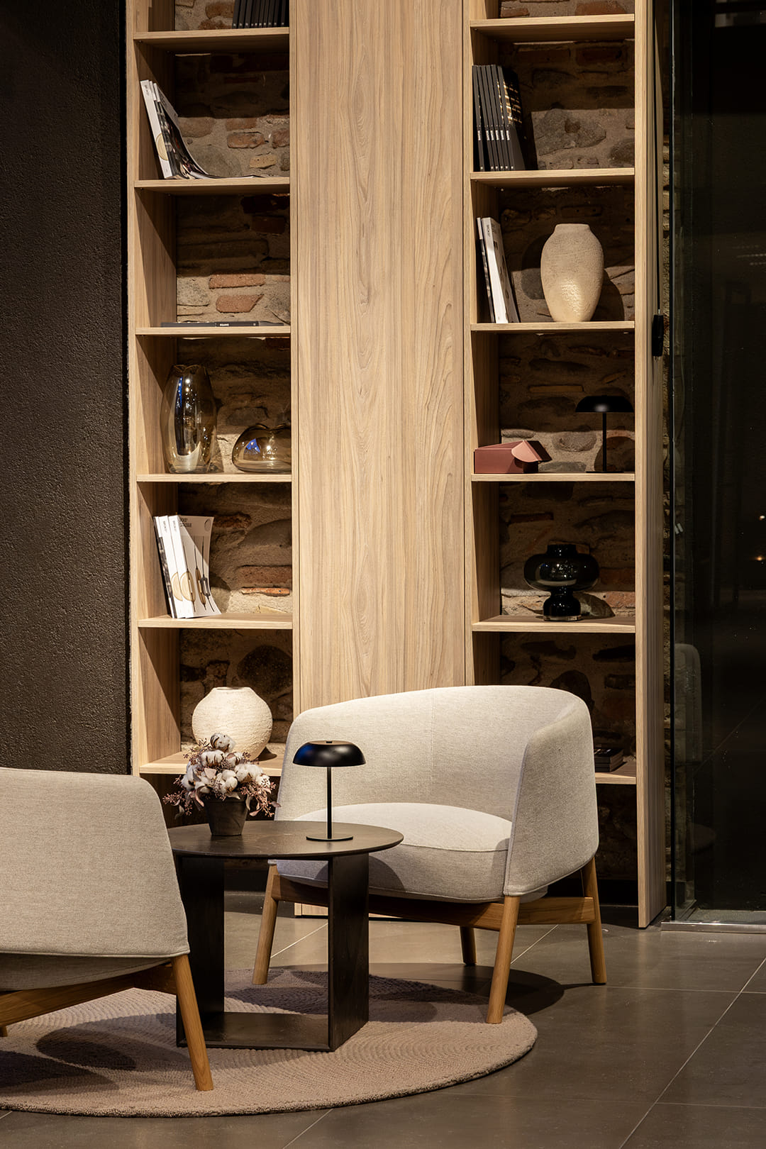 Librería de pared modelo ELEA de Santos en la tienda de Cocinas Santos en Girona.