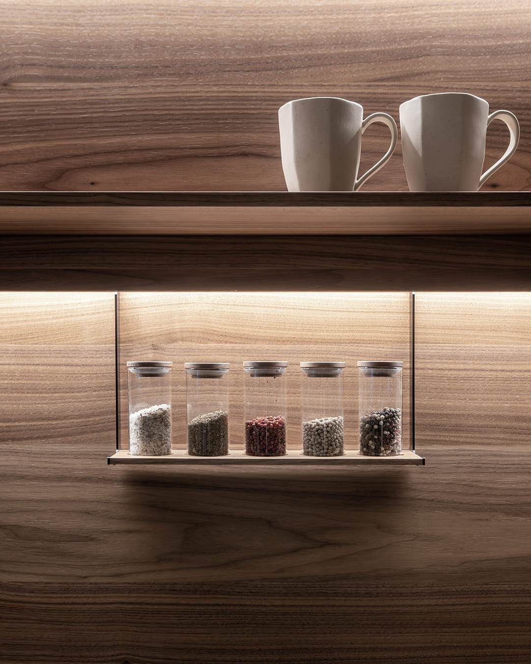 Detalle de portaespecias y estante en una cocina gris y madera en el showroom de cocinas Santos en Girona.