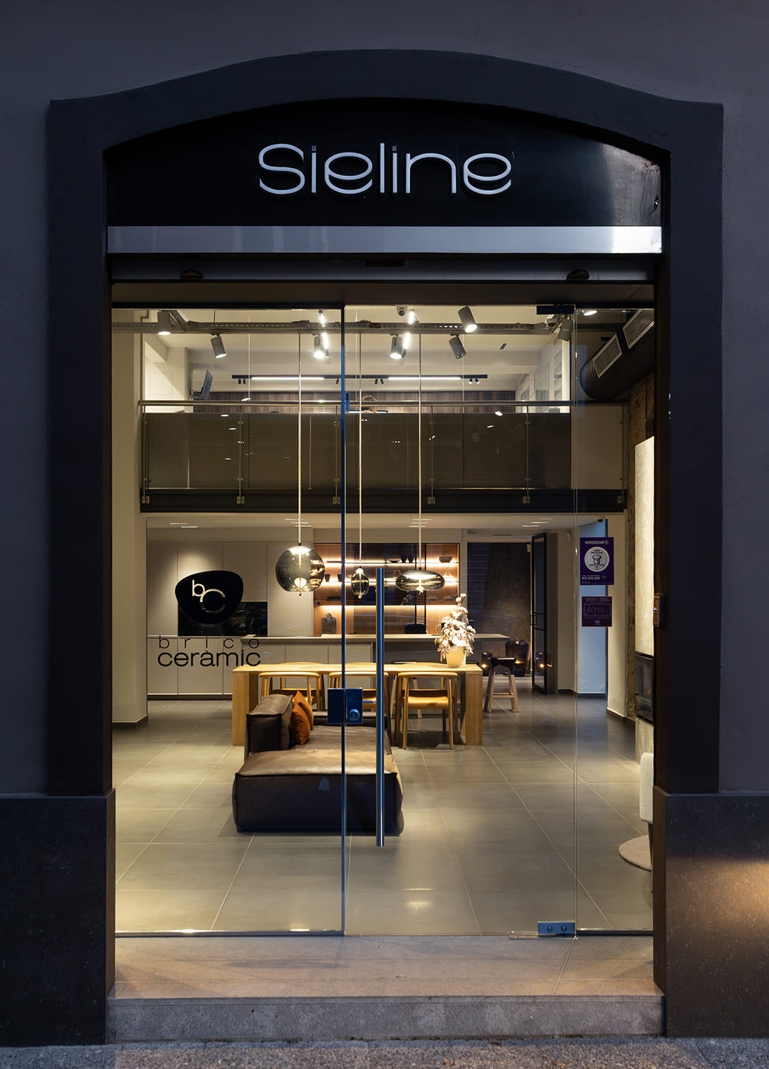 Puerta de entrada de Sieline, el showroom de cocinas Santos en Girona.