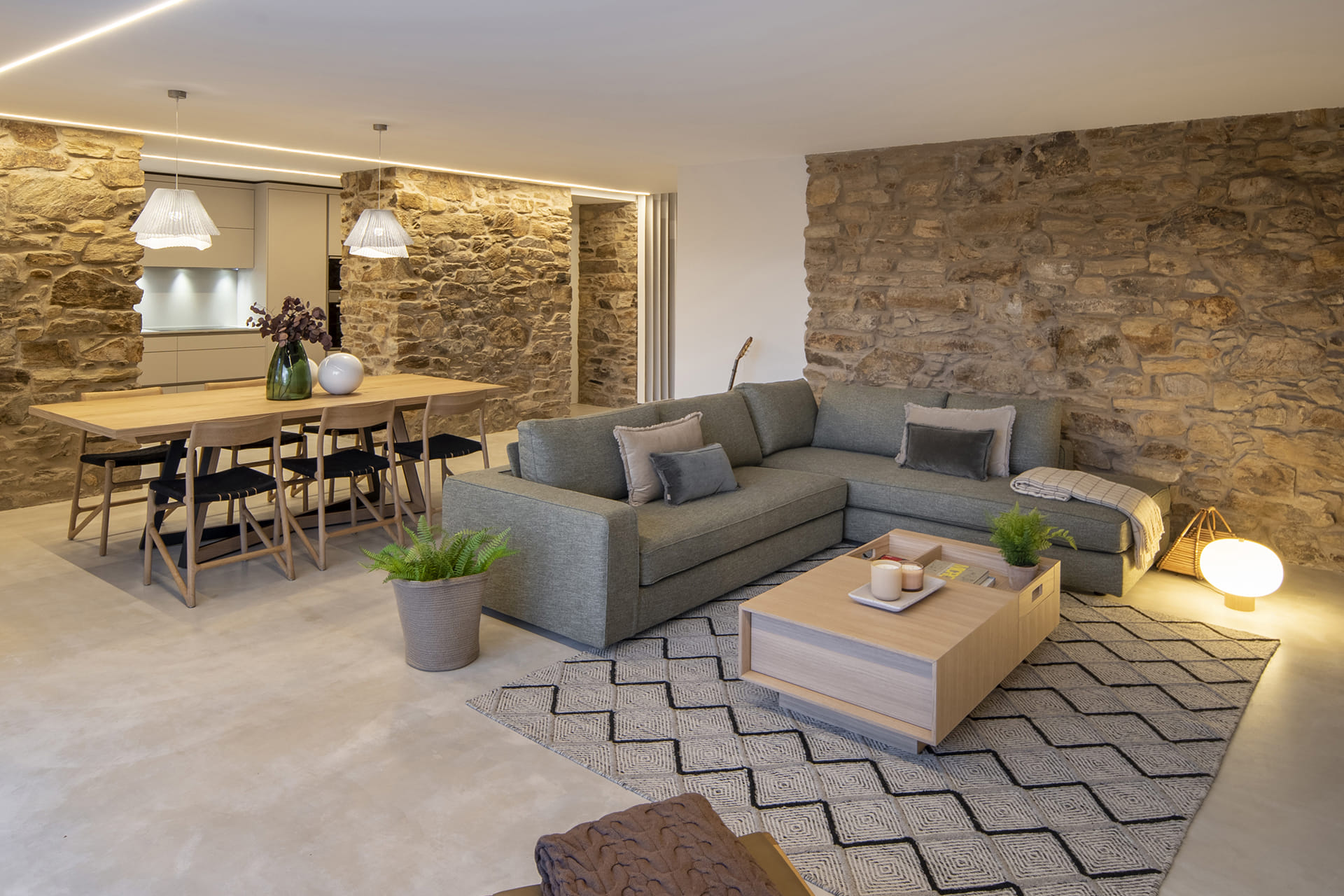 Salón y comedor en una vivienda equipada con una cocina Santos Cashmere.