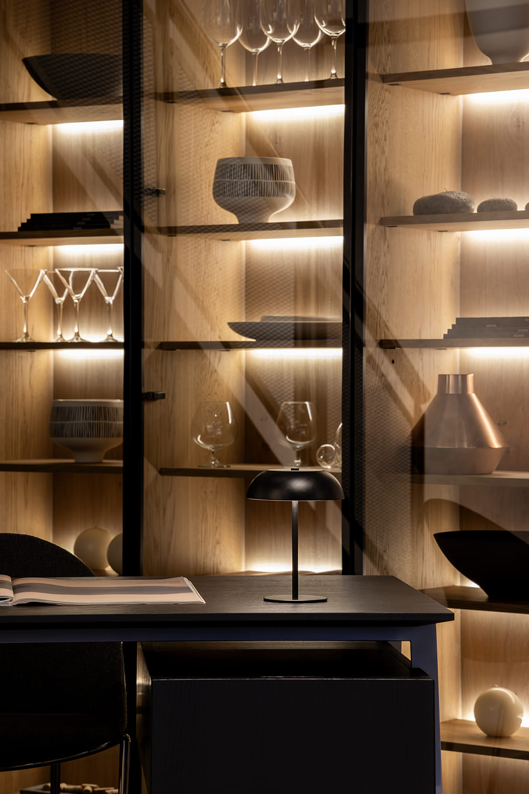 Vitrina con iluminación interior en el showroom de cocinas Santos en Girona.