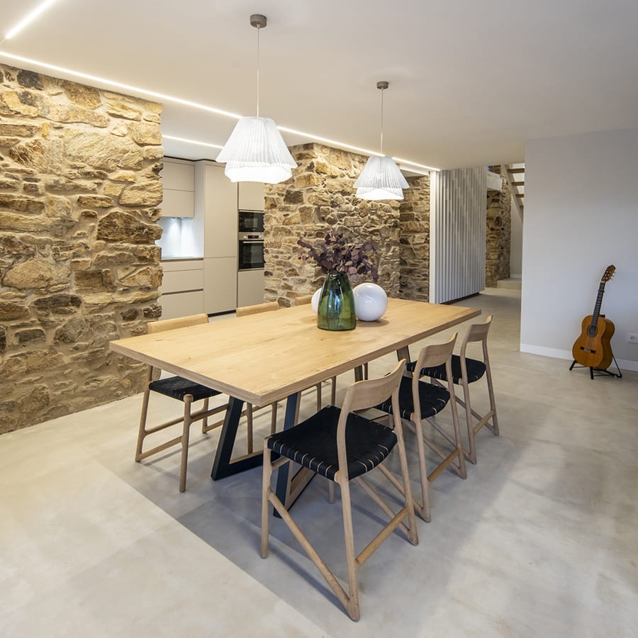 Zona de comedor con una cocina Santos color Cashmere situada al fondo.