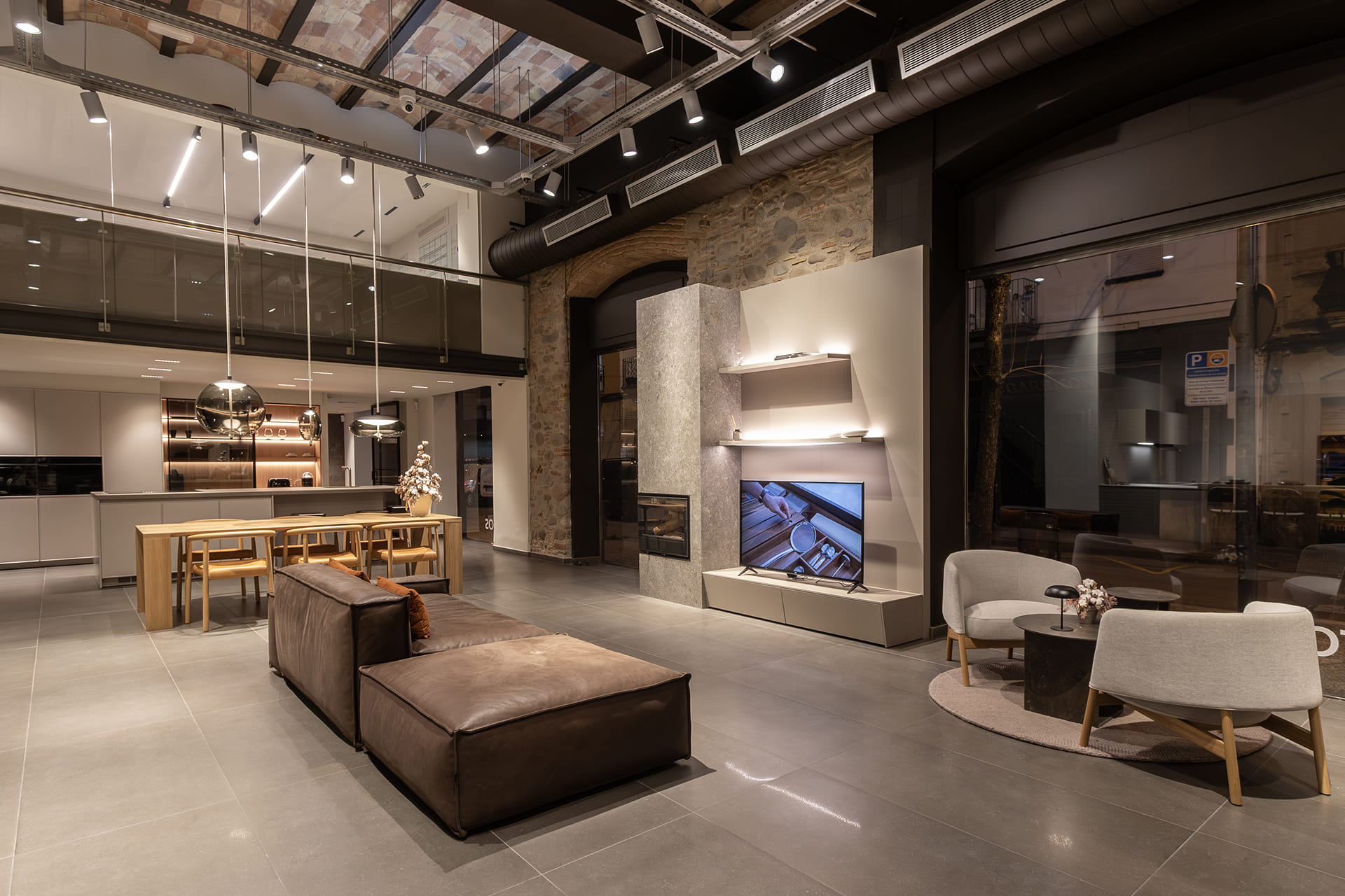 Zona de estar con muebles living de Santos en el showroom de cocinas Santos en Girona.