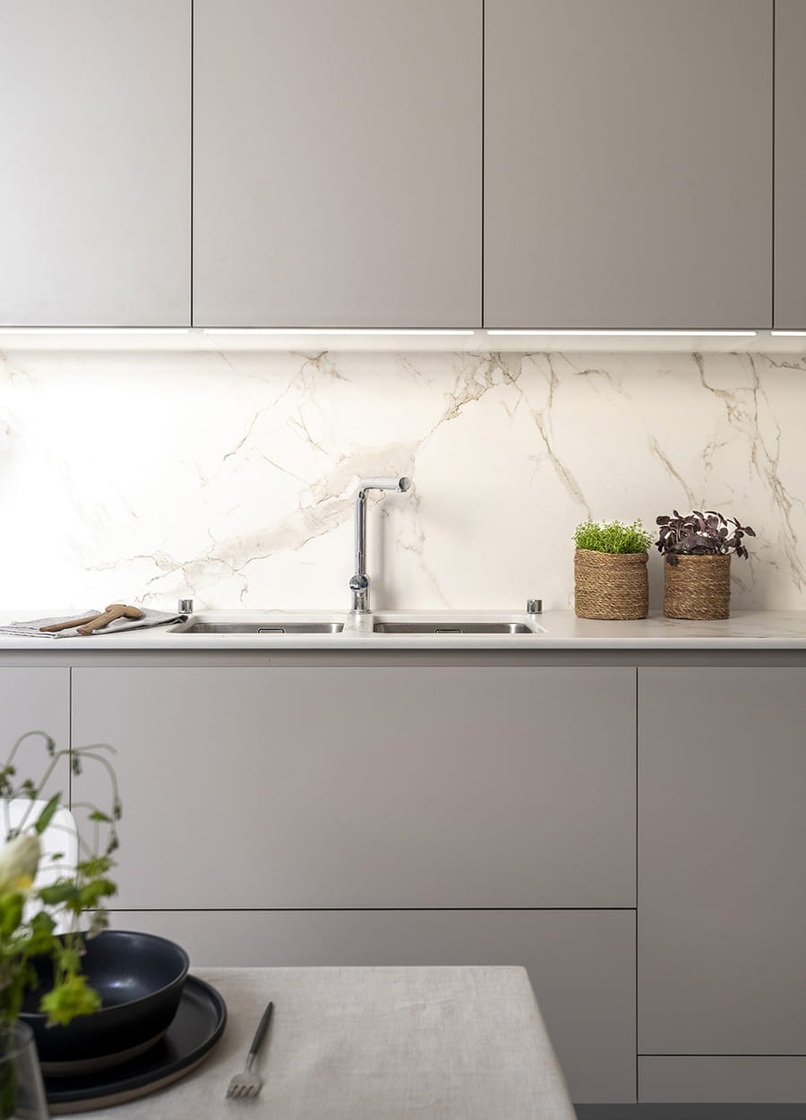 Zona de fregadero y encimera en una cocina Santos Cashmere.