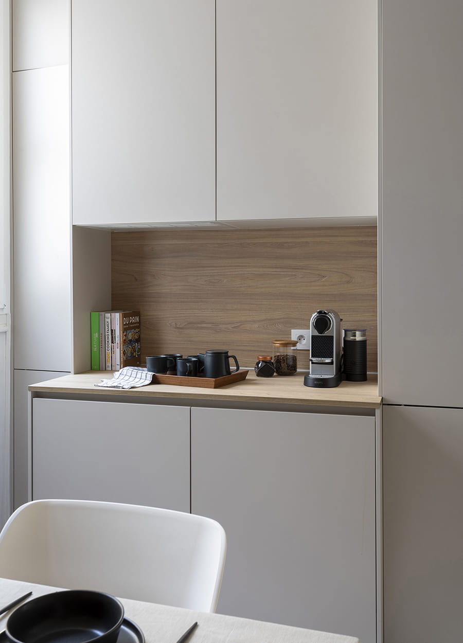Zona de office con acabados en madera en una cocina Cashmere de Santos.