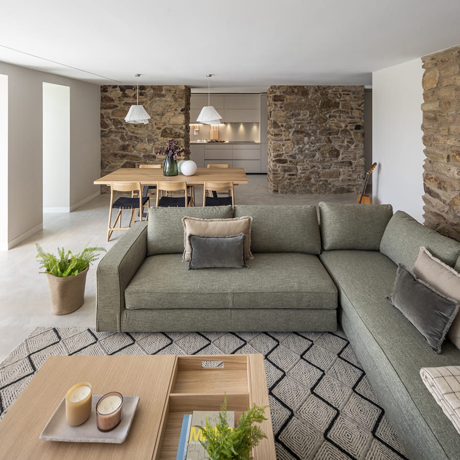 Zona de salón y comedor con una cocina Santos Cashmere al fondo.